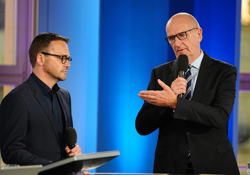 22.09.2024, Brandenburg, Potsdam: Jan Redmann, (l) Landesvorsitzender der CDU in Brandenburg und Spitzenkandidat und Dietmar Woidke, Ministerpräsident und Vorsitzender der SPD in Brandenburg, stehen in einem TV-Studio. In Brandenburg fand am Sonntag die Landtagswahl statt. Foto: Kay Nietfeld/dpa +++ dpa-Bildfunk +++