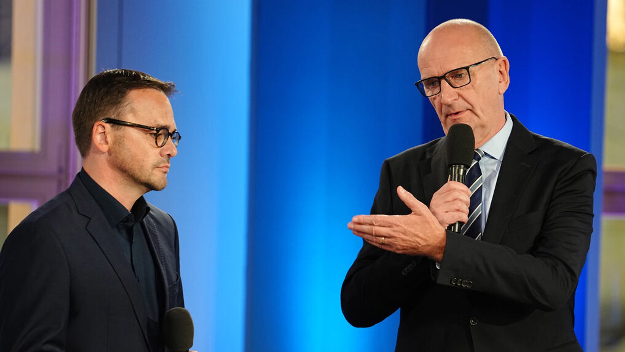 22.09.2024, Brandenburg, Potsdam: Jan Redmann, (l) Landesvorsitzender der CDU in Brandenburg und Spitzenkandidat und Dietmar Woidke, Ministerpräsident und Vorsitzender der SPD in Brandenburg, stehen in einem TV-Studio. In Brandenburg fand am Sonntag die Landtagswahl statt. Foto: Kay Nietfeld/dpa +++ dpa-Bildfunk +++