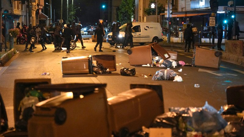 Protestierend blockieren eine Straße mit Mülleimern in Colombes, außerhalb von Paris. 