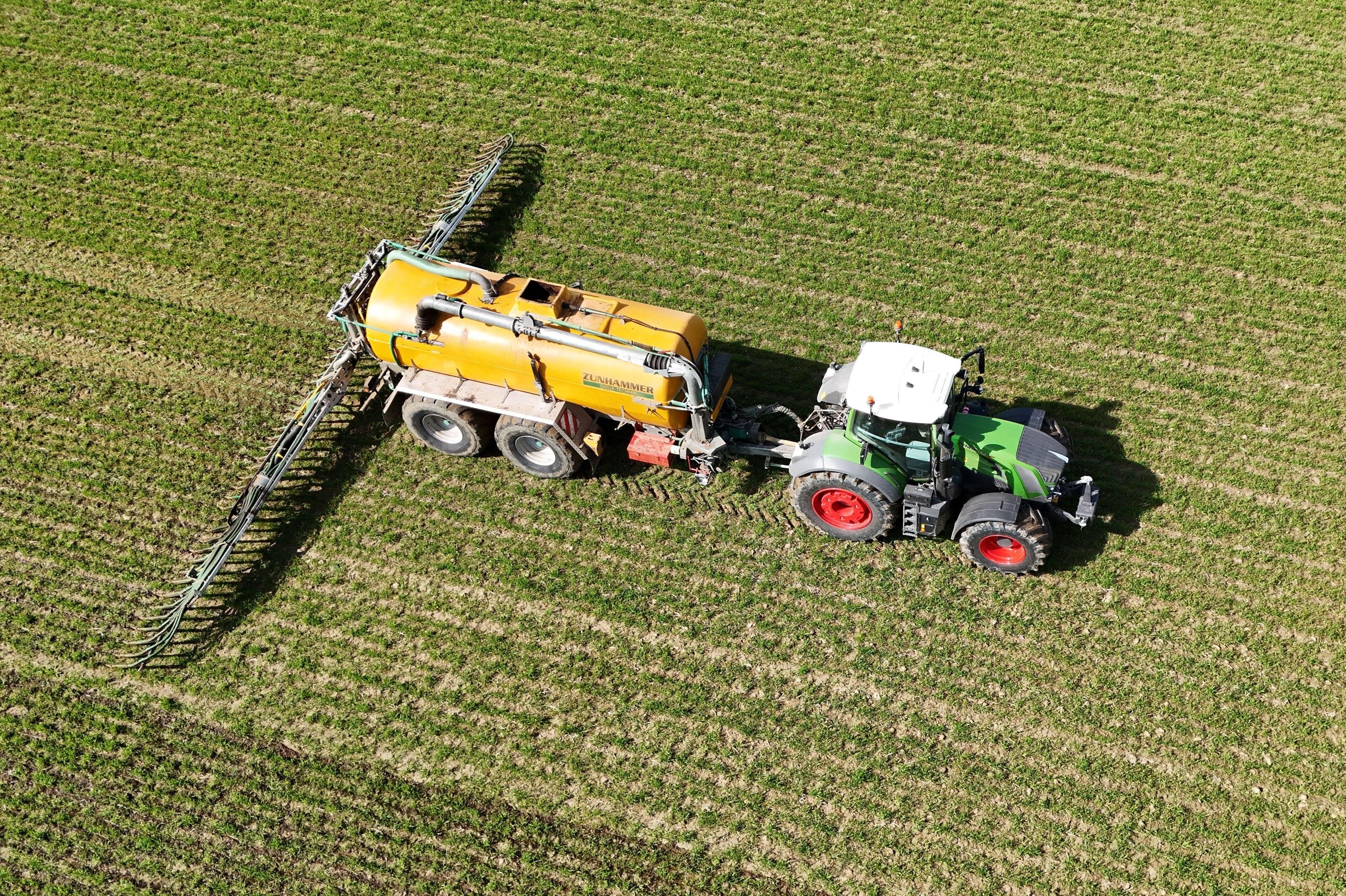 Traktor auf einem Feld (Symbolbild)
