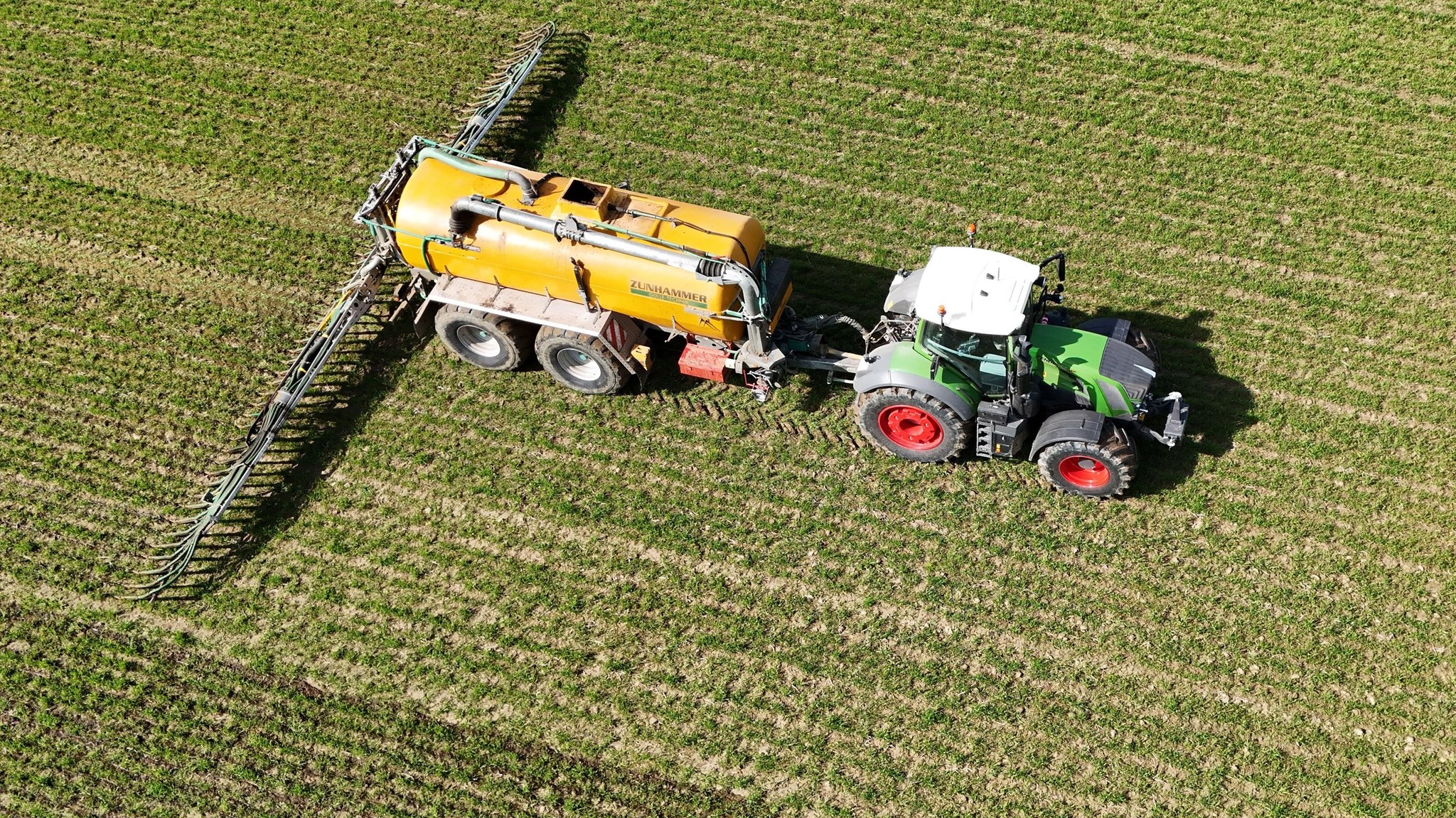 Traktor auf einem Feld (Symbolbild)