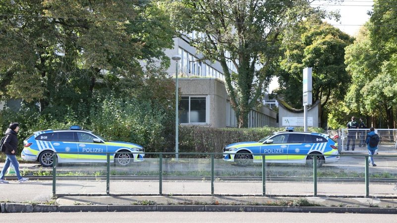 Zwei Polizeiautos vor der Berufsschule in Augsburg | Bild: Bruder Media/Christoph Bruder Zwei Polizeiautos vor der Berufsschule in Augsburg