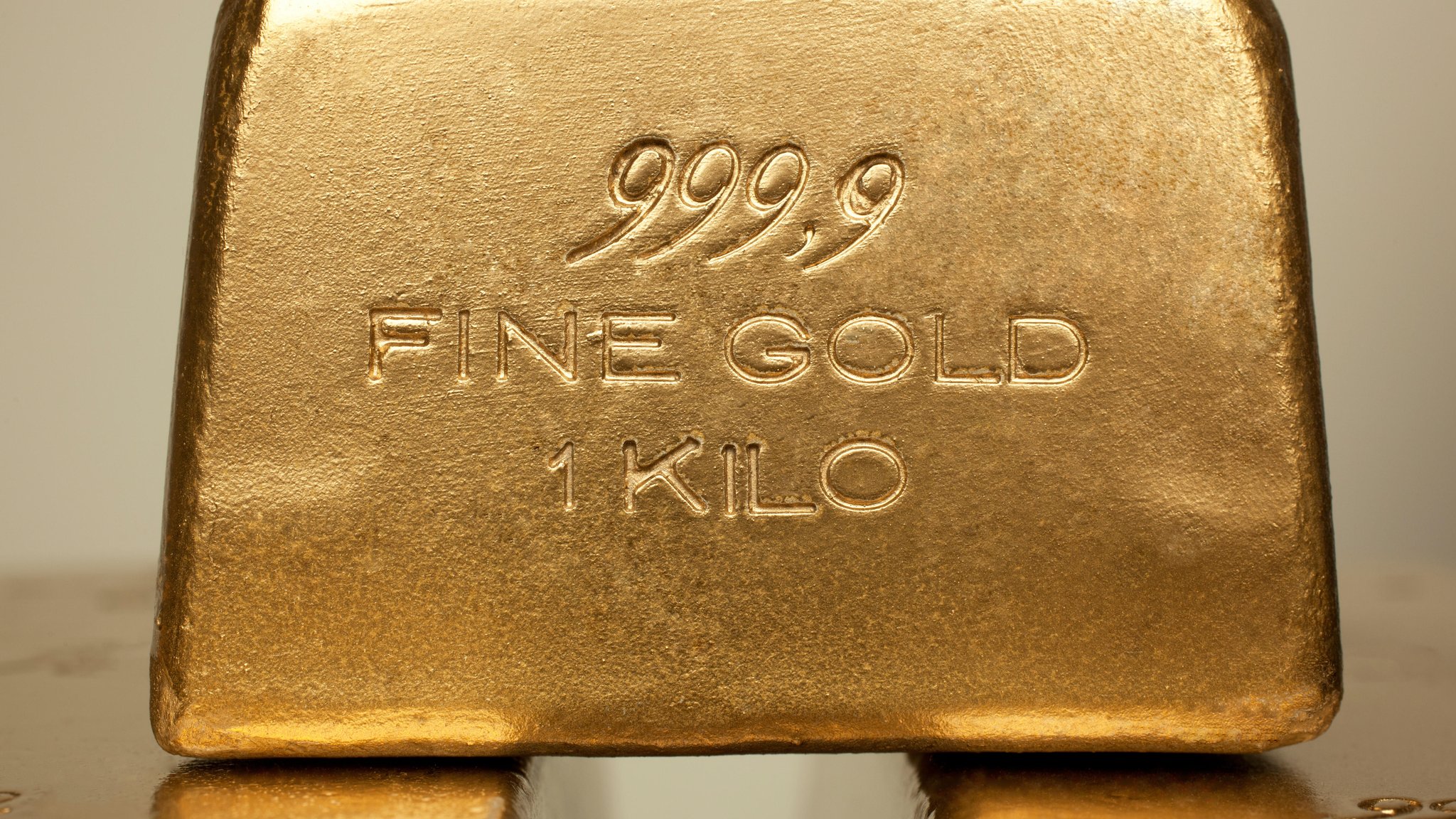 Ein Goldbarren. | Bild: picture alliance / Caro | Amruth Ein Goldbarren.