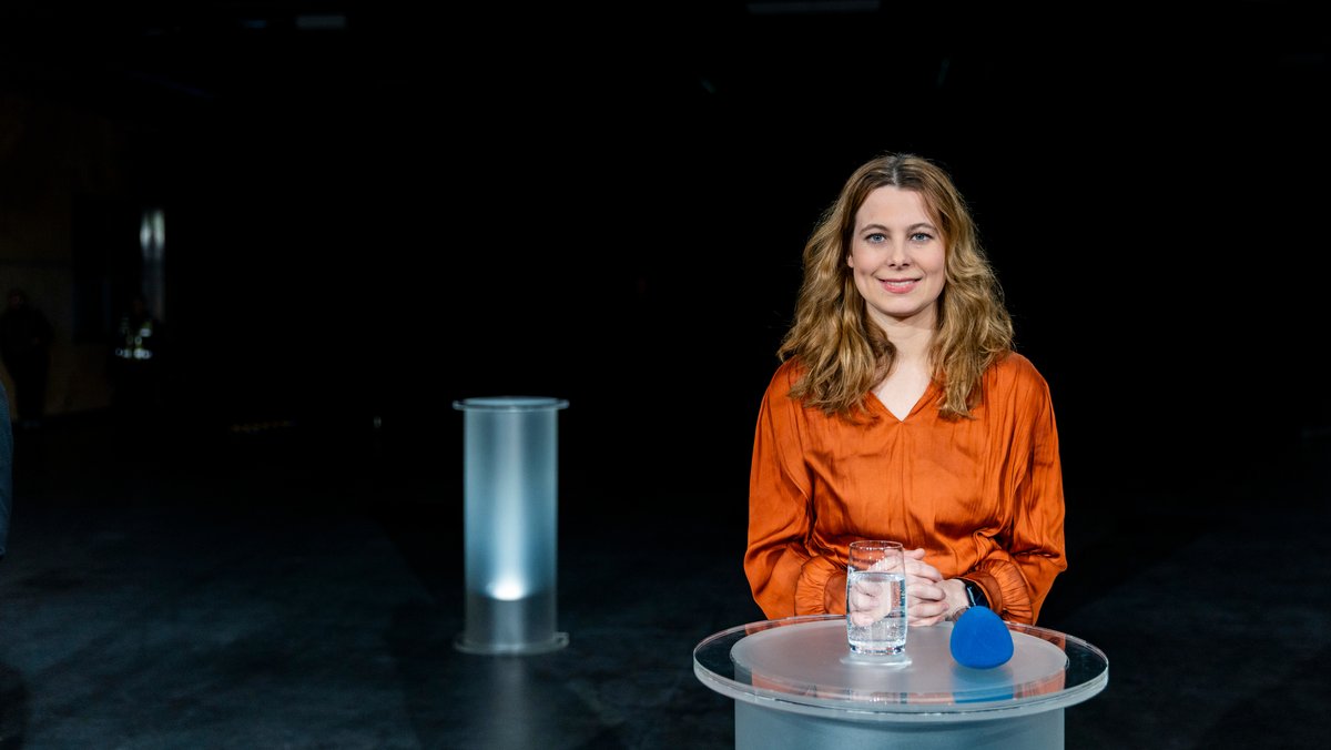 Jamila Schäfer (Grüne) sprach über Arbeitsverbote für Geflüchtete und die Regulierung des Taxi-Markts. | Bild: BR/Raphael Kast Jamila Schäfer (Grüne) sprach über Arbeitsverbote für Geflüchtete und die Regulierung des Taxi-Markts.