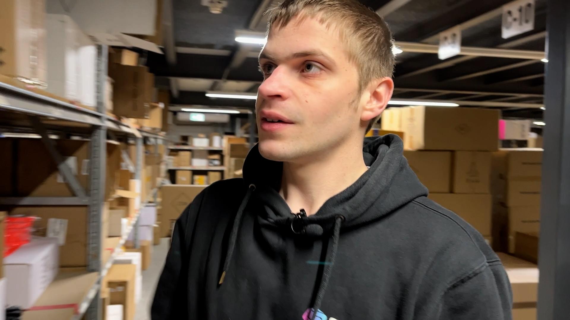 Thorsten Franz an seinem Arbeitsplatz als Lagerist.