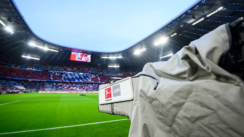 ARCHIV - 24.02.2024, Bayern, München: Fußball: Bundesliga, Bayern München - RB Leipzig, 23. Spieltag, Allianz Arena. Eine TV-Kamera steht vor dem Spiel im Stadion. Die TV-Auktion der DFL geht in die zweite Woche. (zu dpa: «TV-Auktion: Wettbieten um die Rechte für die «Sportschau»») Foto: Tom Weller/dpa +++ dpa-Bildfunk +++ | Bild: dpa-Bildfunk/Tom Weller ARCHIV - 24.02.2024, Bayern, München: Fußball: Bundesliga, Bayern München - RB Leipzig, 23. Spieltag, Allianz Arena. Eine TV-Kamera steht vor dem Spiel im Stadion. Die TV-Auktion der DFL geht in die zweite Woche. (zu dpa: «TV-Auktion: Wettbieten um die Rechte für die «Sportschau»») Foto: Tom Weller/dpa +++ dpa-Bildfunk +++