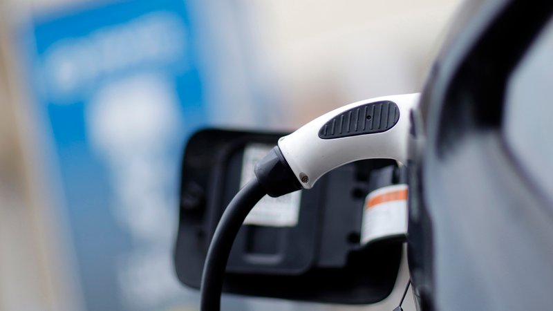 Auto beim Laden | Bild: picture alliance / Geisler-Fotopress | Christoph Hardt/Geisler-Fotopres Auto beim Laden