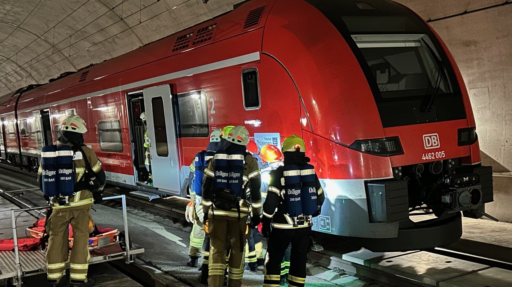 Ein Zug steht im ICE-Tunnel bei Coburg im Rahmen einer Übung