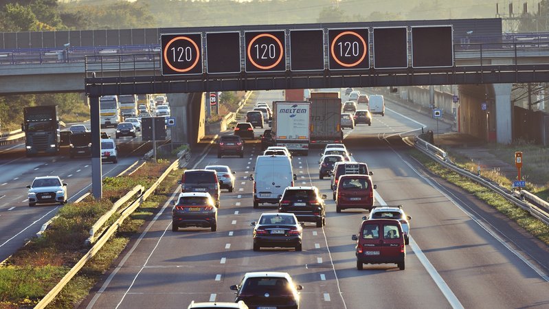Autobahn 5 am Frankfurter Flughafen. Eine Leuchttafel zeigt Tempo 120 km/h Höchstgeschwindigkeit an.