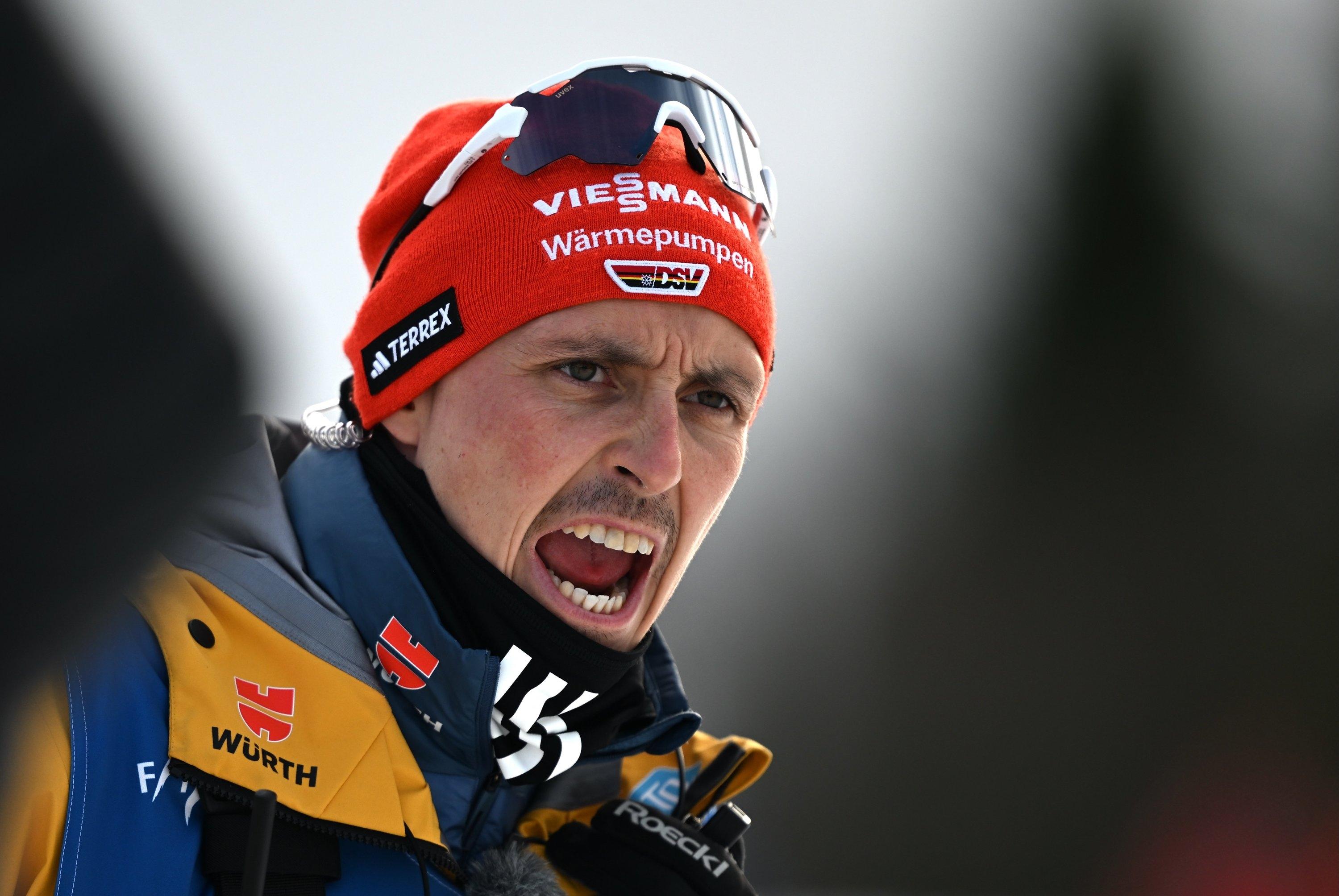 08.03.2025, Norwegen, Trondheim: Ski nordisch: Weltmeisterschaft, Kombination, Einzel, Großschanze/10 km, Herren, Langlauf. Eric Frenzel, Bundestrainer der Kombinierer, gibt seinen Athleten einen Zwischenstand an der Strecke. Foto: Hendrik Schmidt/dpa +++ dpa-Bildfunk +++