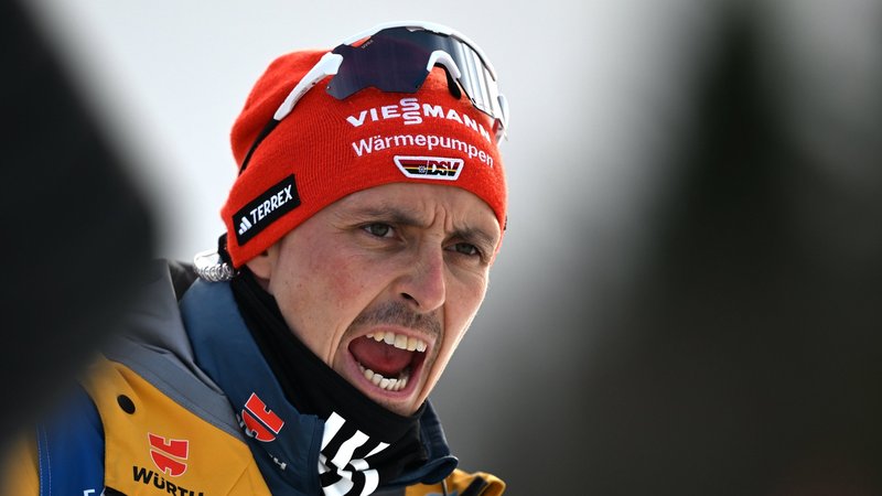 08.03.2025, Norwegen, Trondheim: Ski nordisch: Weltmeisterschaft, Kombination, Einzel, Großschanze/10 km, Herren, Langlauf. Eric Frenzel, Bundestrainer der Kombinierer, gibt seinen Athleten einen Zwischenstand an der Strecke. Foto: Hendrik Schmidt/dpa +++ dpa-Bildfunk +++ | Bild: dpa-Bildfunk/Hendrik Schmidt 08.03.2025, Norwegen, Trondheim: Ski nordisch: Weltmeisterschaft, Kombination, Einzel, Großschanze/10 km, Herren, Langlauf. Eric Frenzel, Bundestrainer der Kombinierer, gibt seinen Athleten einen Zwischenstand an der Strecke. Foto: Hendrik Schmidt/dpa +++ dpa-Bildfunk +++