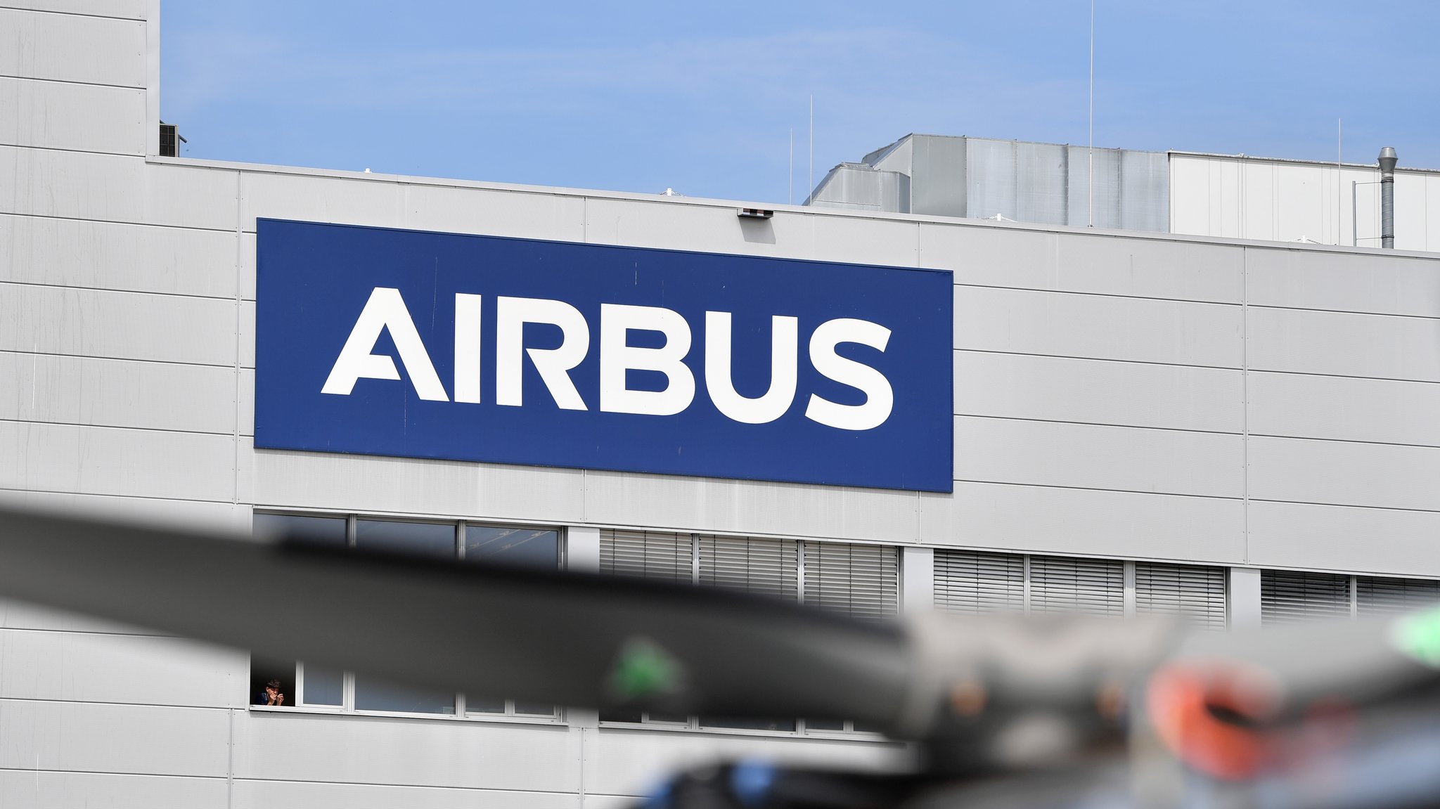 Airbus Firmenemblem bei Airbus Helicopters in Donauwörth