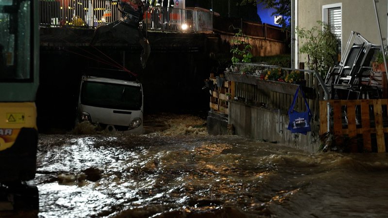 Ein Transporter bleibt in Wassermassen unter einer Brücke stecken, Häuser werden überflutet: Die Nacht brachte dramatische Szenen mit sich.