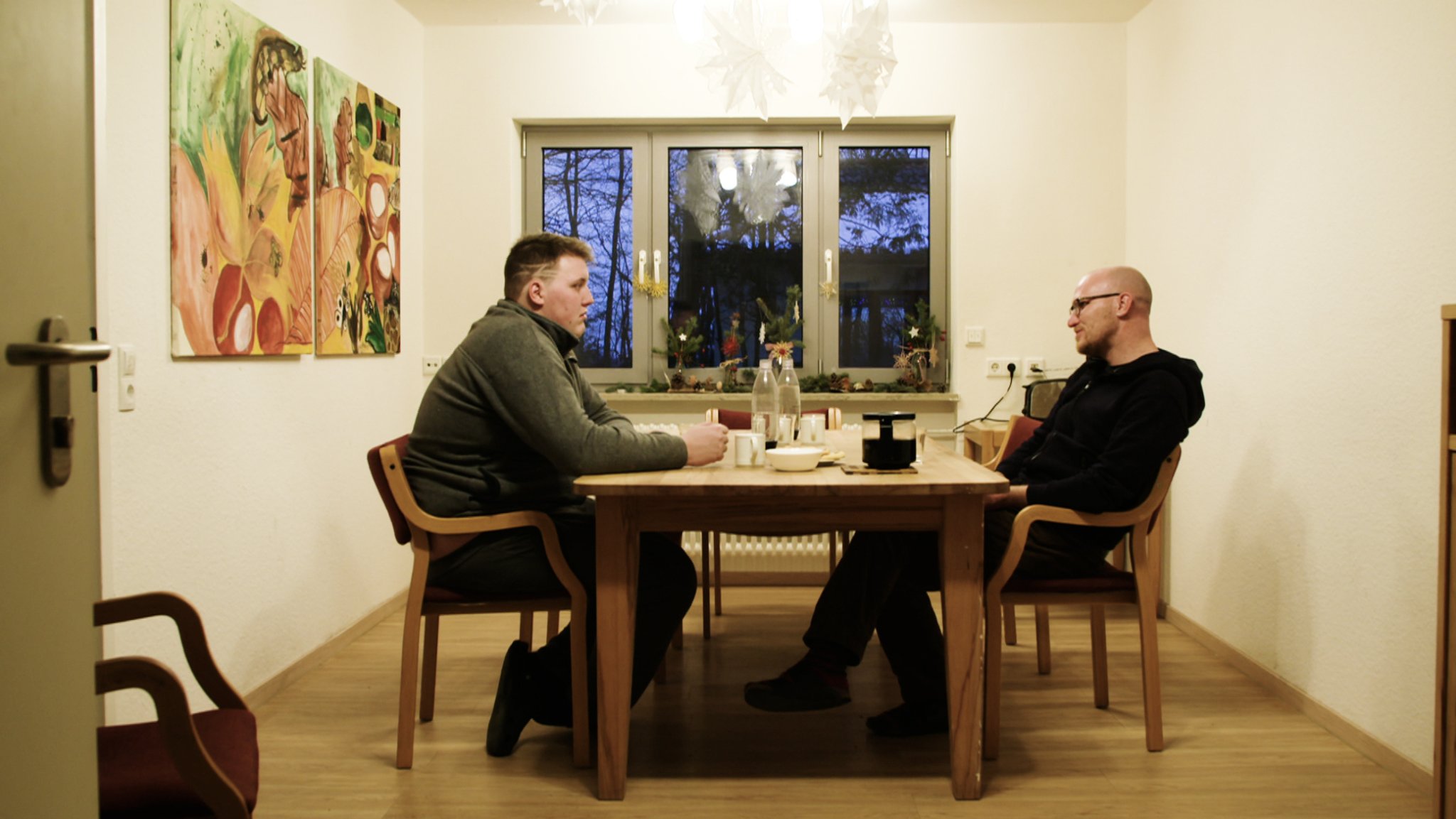 Patrick (l.) und sein Betreuer Sebastian Dahlweid in der Jugendwohngruppe in Würzburg.