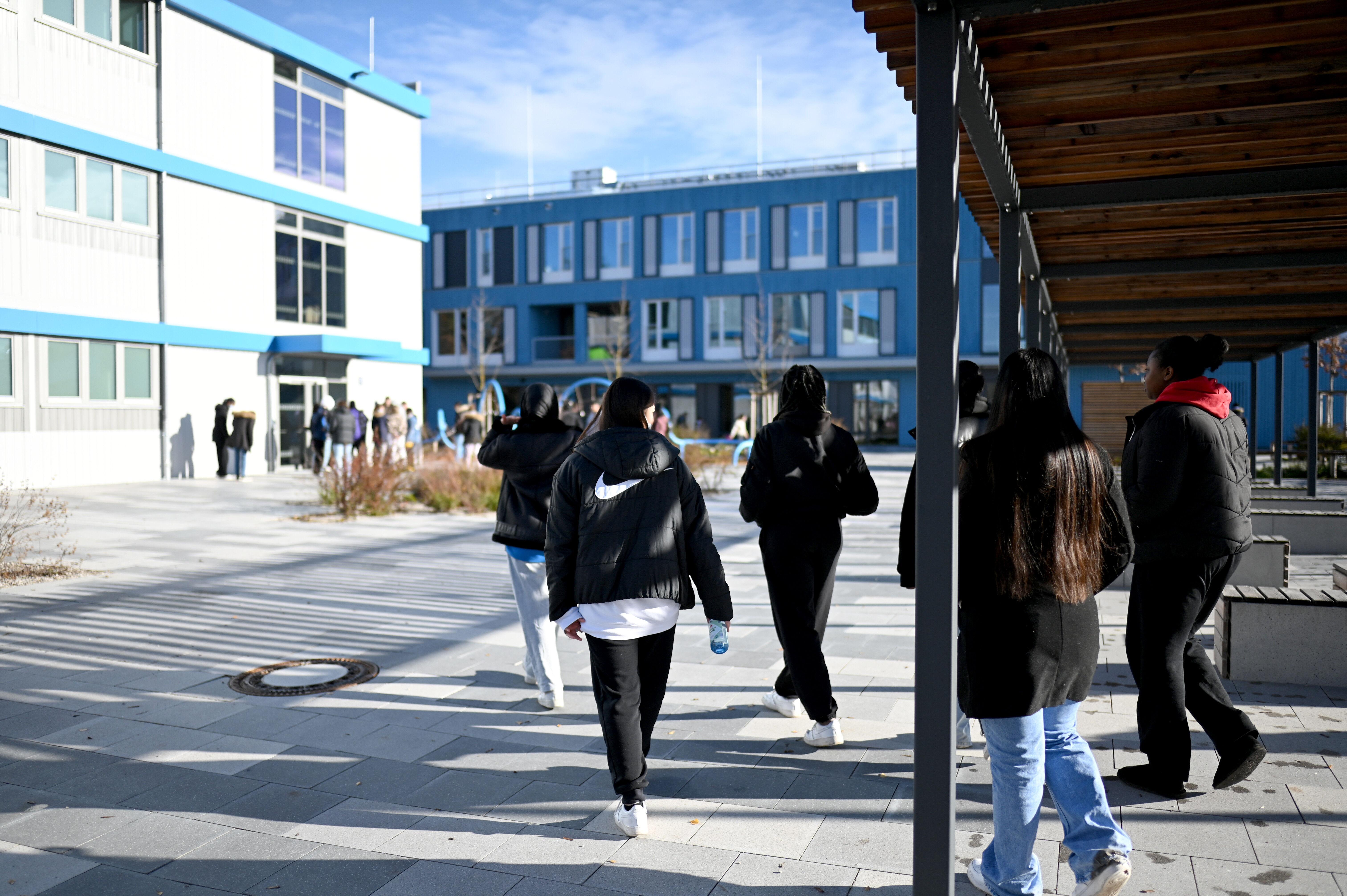 Schüler auf dem Pausenhof einer Mittelschule (Archivbild)