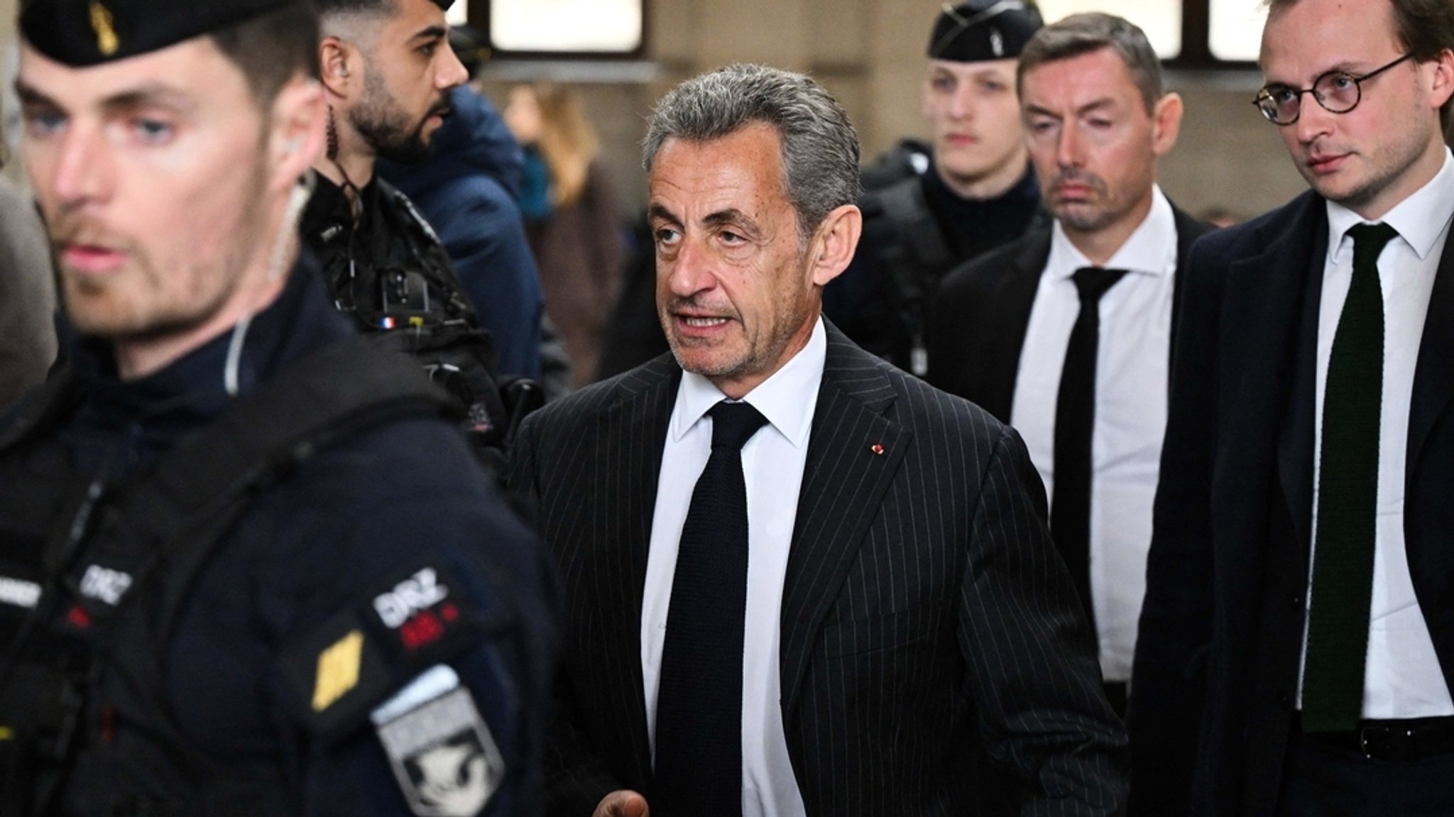 Frankreichs ehemaliger Präsident Nicolas Sarkozy (M) kommt zur Urteilsverkündung (14.02.2024).