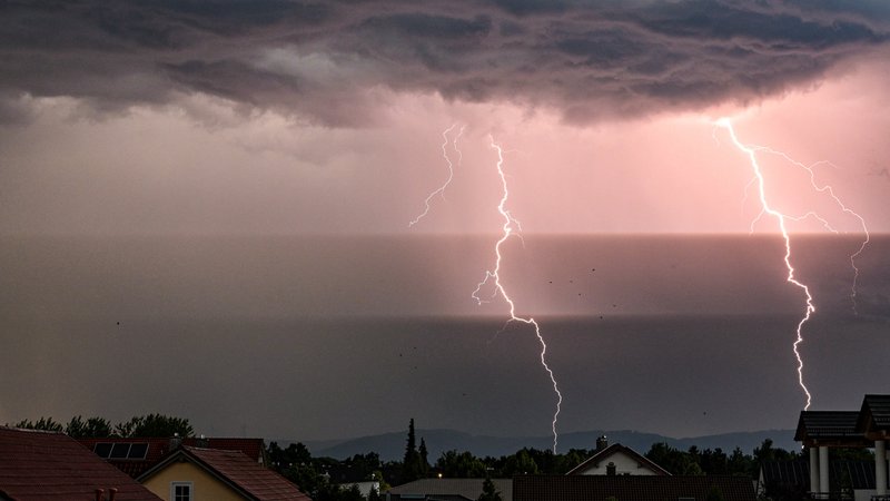 Der Sonntag wird mancherorts noch ungemütlich in Bayern. Schauer und Gewitter mit Starkregen und Hagel breiten sich aus. | Bild: dpa-Bildfunk/Armin Weigel Der Sonntag wird mancherorts noch ungemütlich in Bayern. Schauer und Gewitter mit Starkregen und Hagel breiten sich aus.