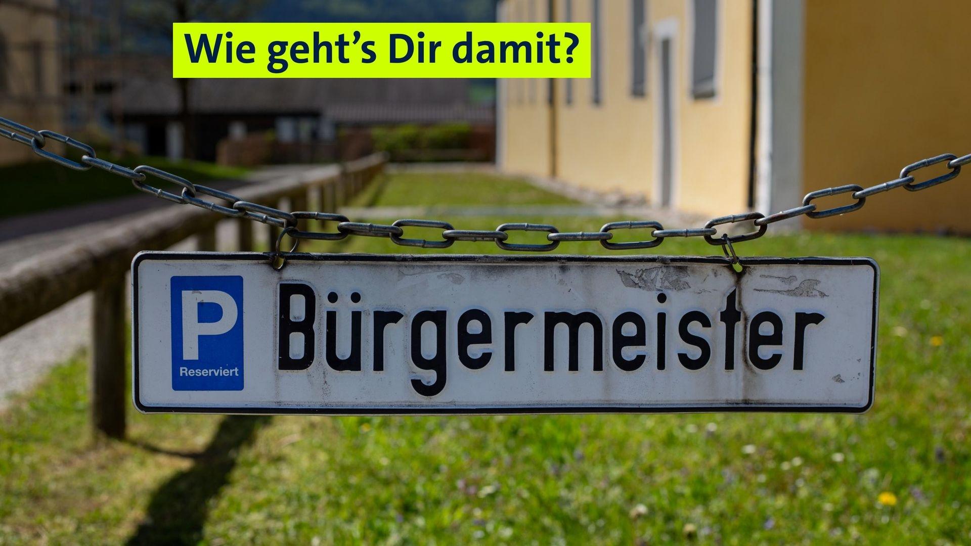 Ein Schild weist auf einen Parkplatz hin, der für den Bürgermeister reserviert ist.