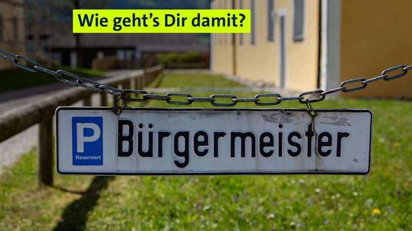 Ein Schild weist auf einen Parkplatz hin, der für den Bürgermeister reserviert ist. | Bild: picture alliance / Goldmann | Goldmann Ein Schild weist auf einen Parkplatz hin, der für den Bürgermeister reserviert ist.