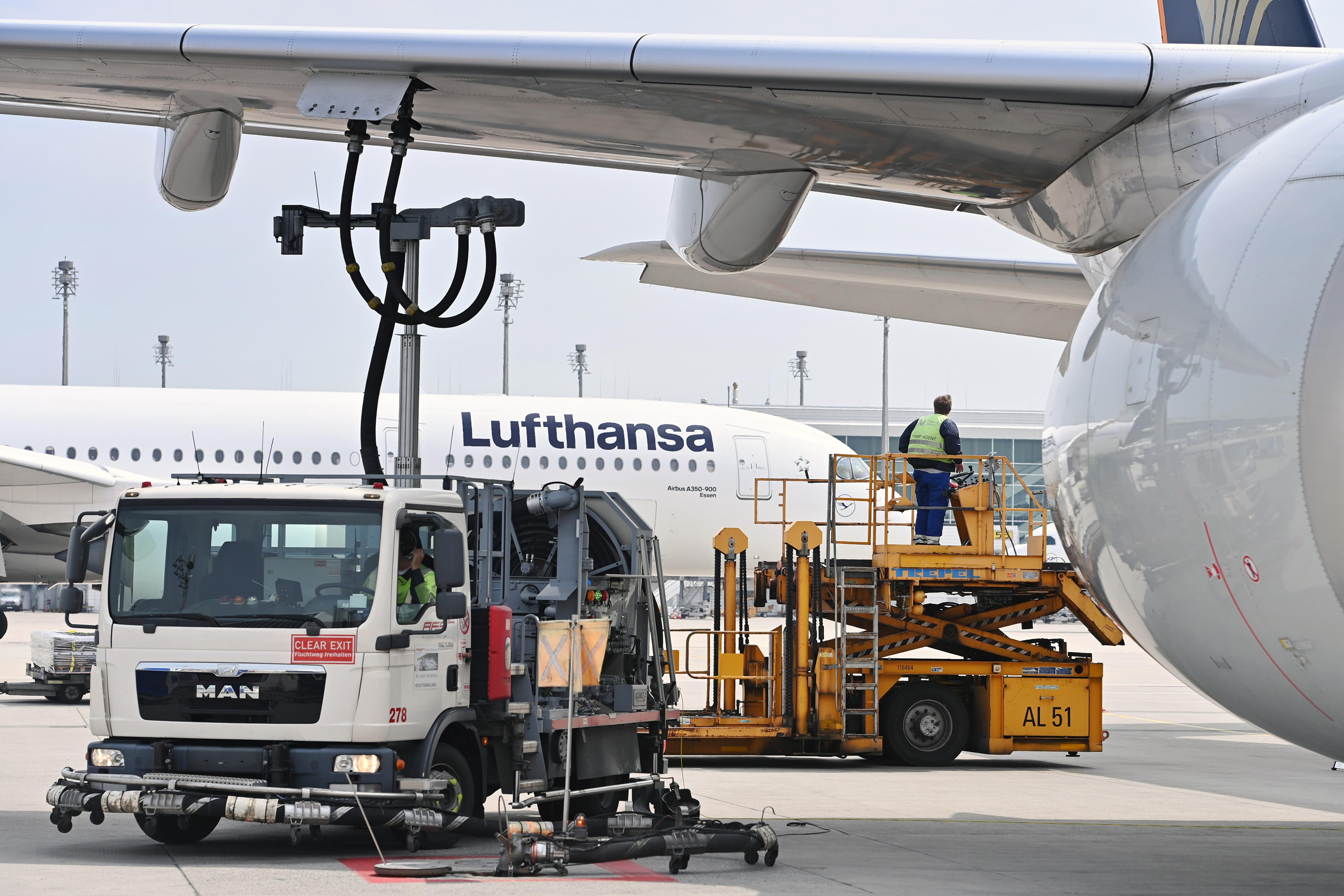 Ein Flieger am Münchener Flughafen wird betankt.