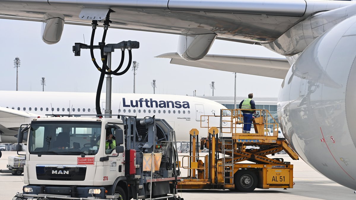 Ein Flieger am Münchener Flughafen wird betankt.