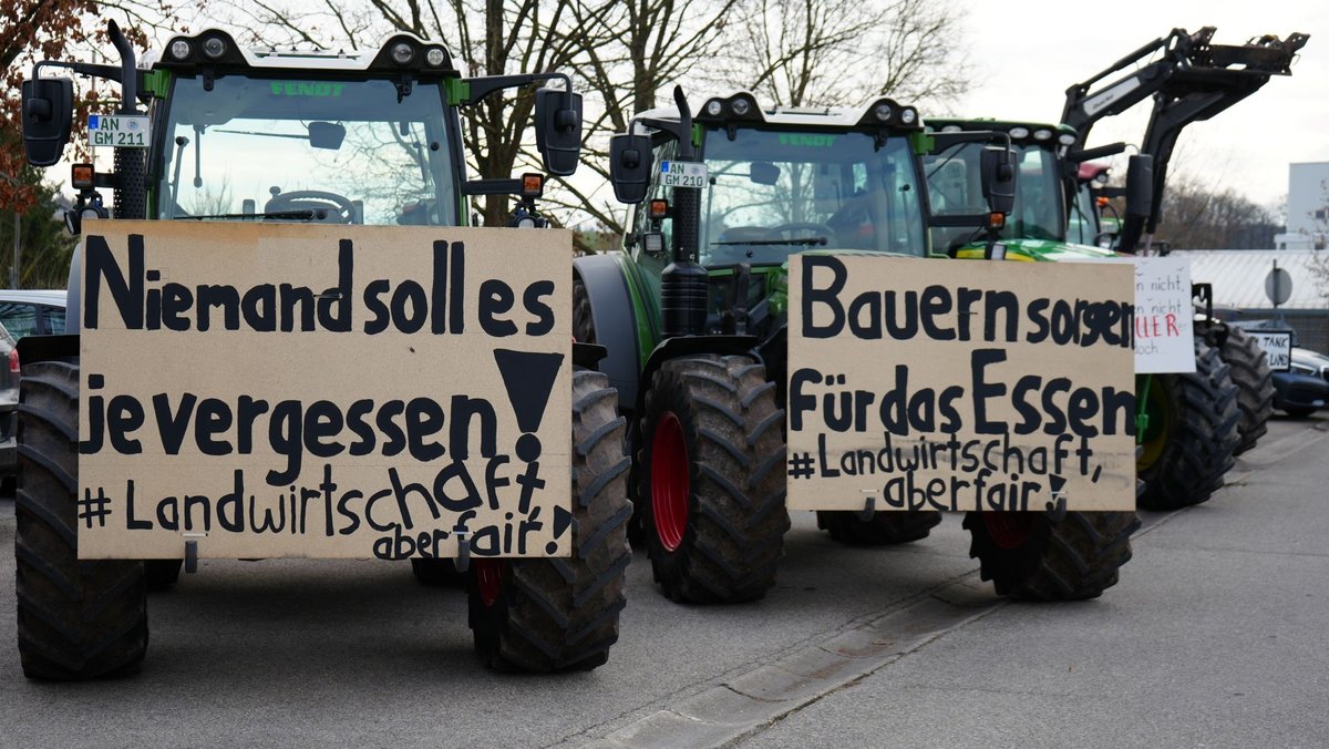 Traktoren mit Protest-Schildern