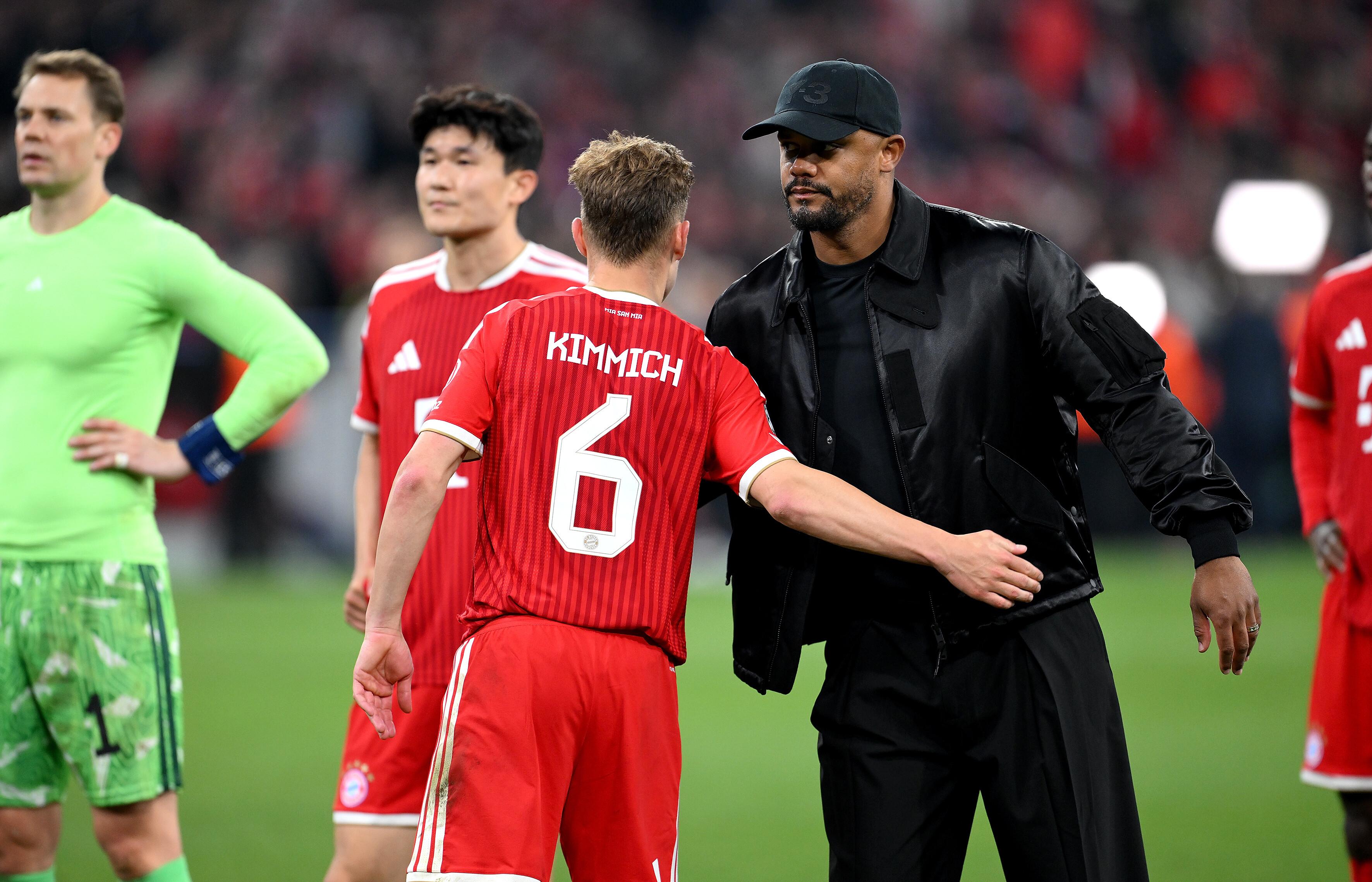 Bayern-Trainer Vincent Kompany klatscht Joshua Kimmich ab
