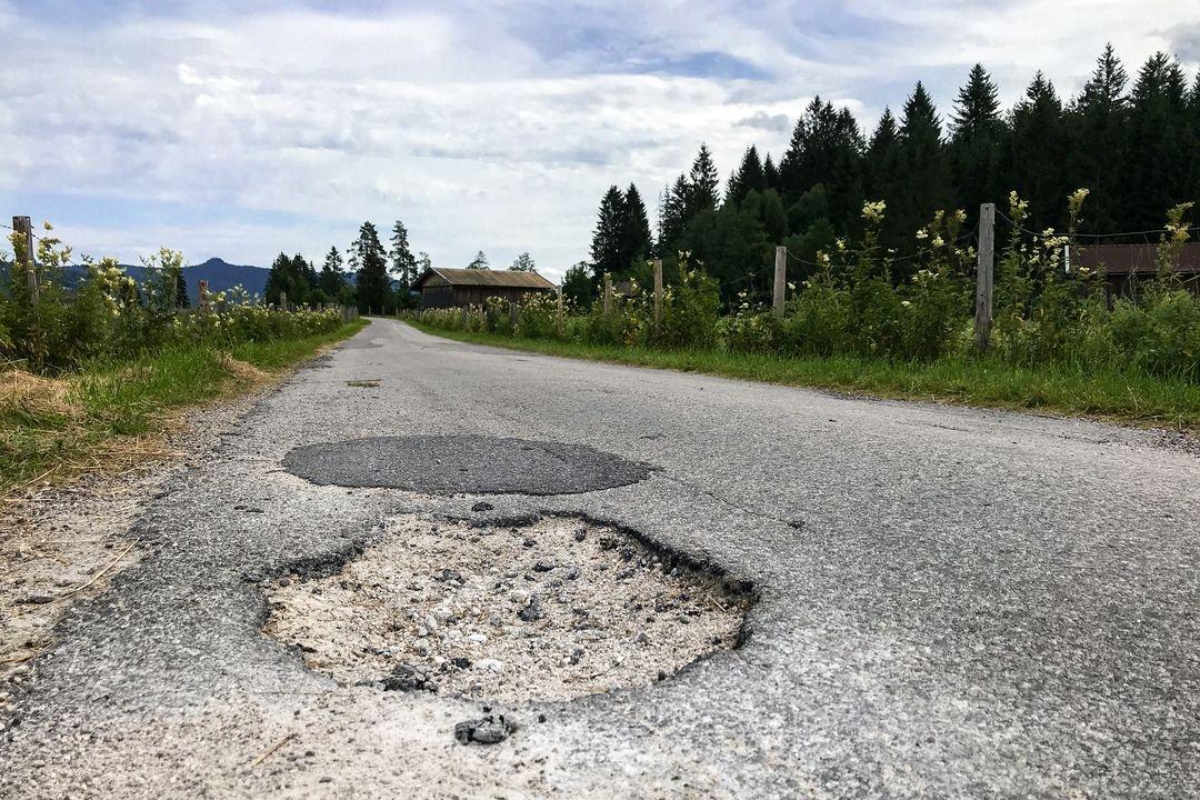 Straßenschäden auf einer Straße unweit von Garmisch-Partenkirchen.