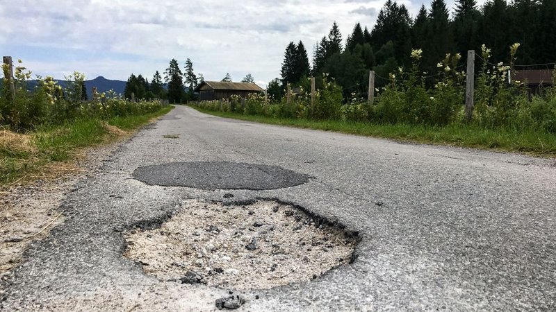 Straßenschäden auf einer Straße unweit von Garmisch-Partenkirchen. | Bild: BR/Sylvia Bentele Straßenschäden auf einer Straße unweit von Garmisch-Partenkirchen.
