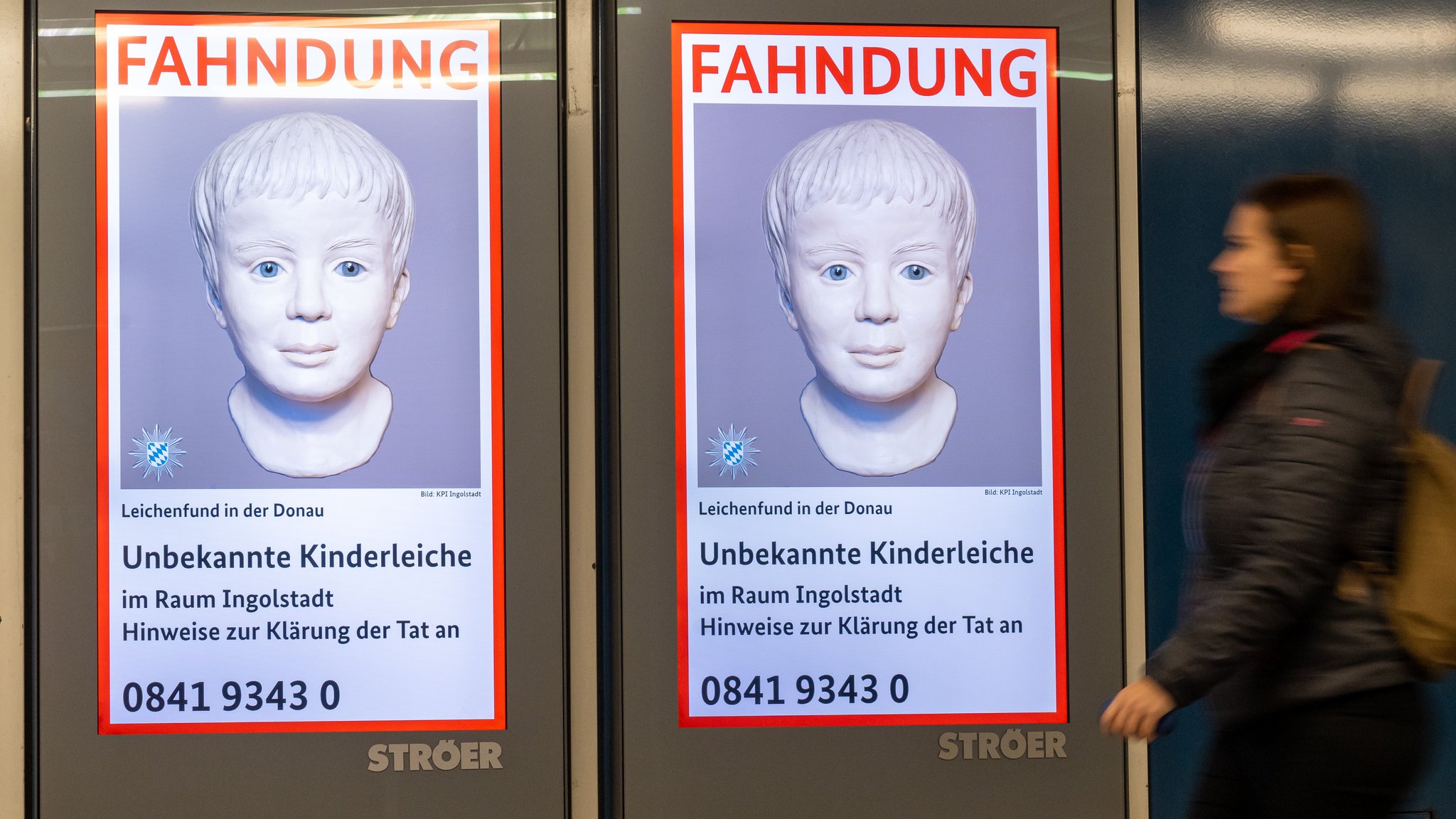 Eine Frau geht an einem digitalen Fahndungsplakat vorbei | Bild: picture alliance/dpa | Peter Kneffel Eine Frau geht an einem digitalen Fahndungsplakat vorbei