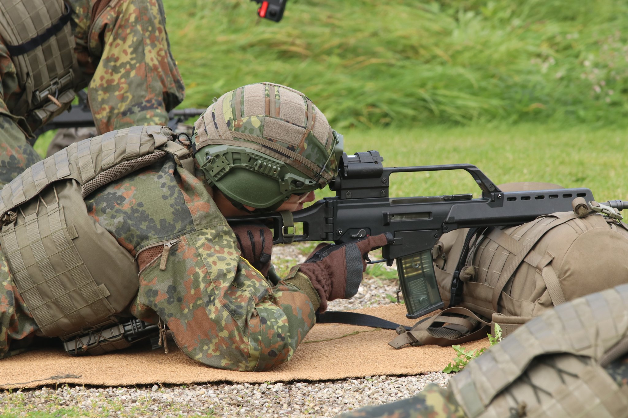 Wehrdienstleistender der Bundeswehr beim Schießtraining