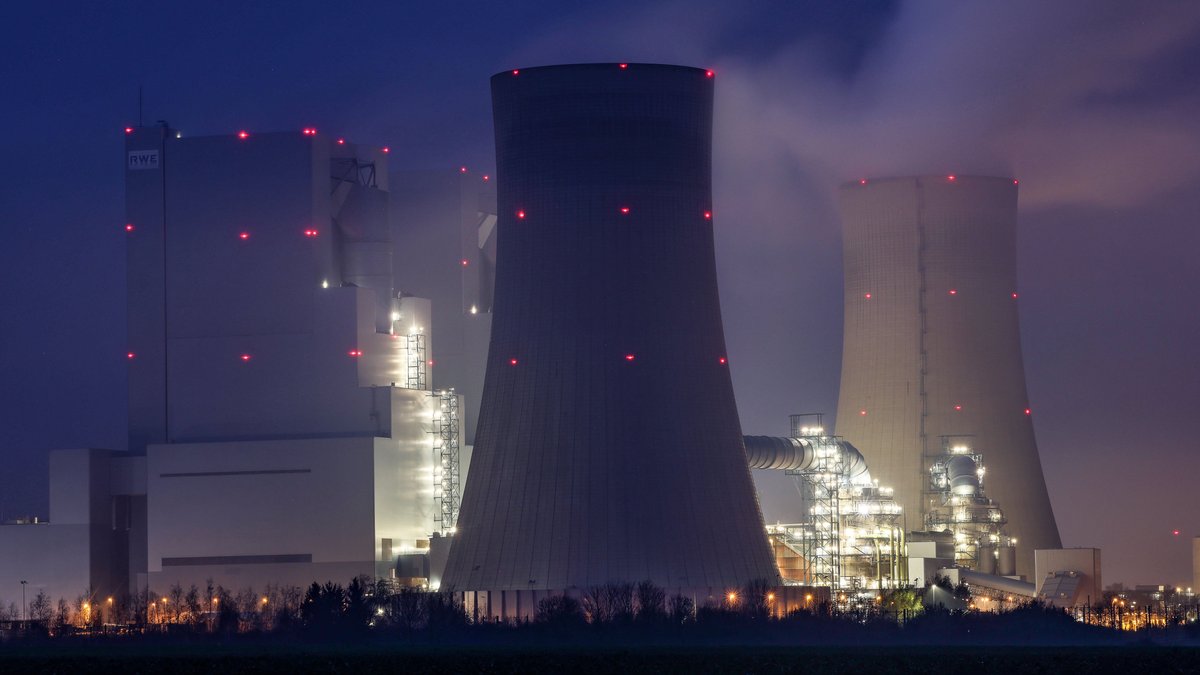 Dampf steigt aus dem RWE Braunkohlekraftwerk Neurath II. 