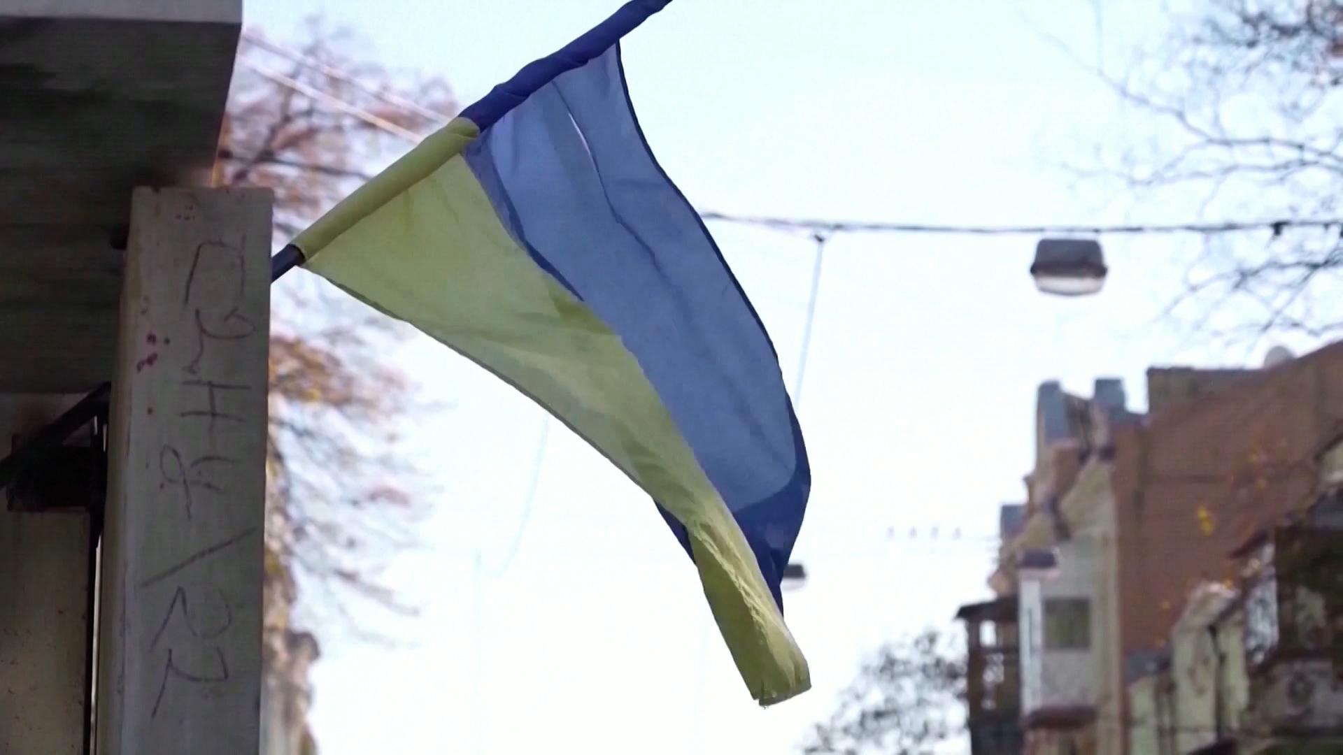 Eine ukrainische Flagge hängt in einer Straße