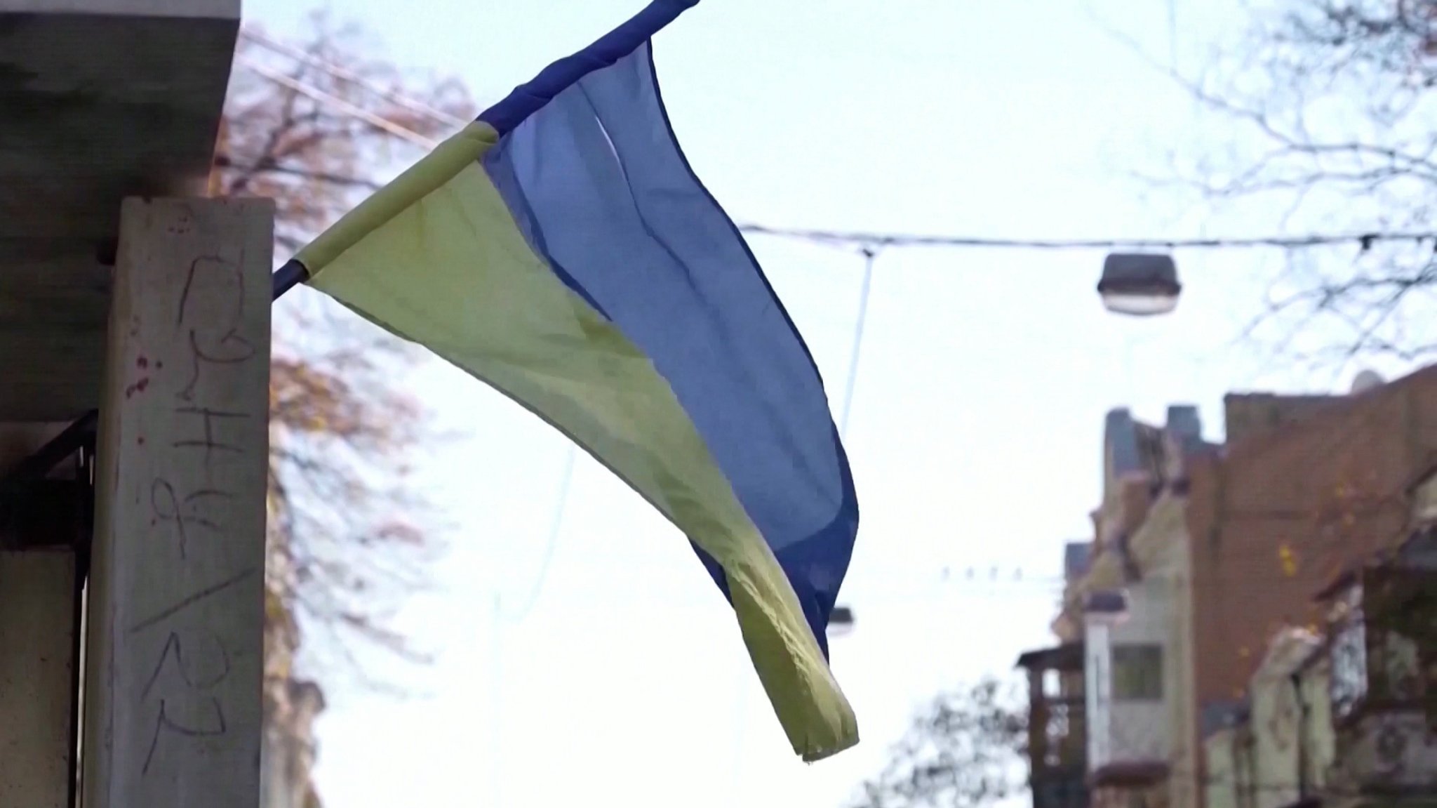 Eine ukrainische Flagge hängt in einer Straße