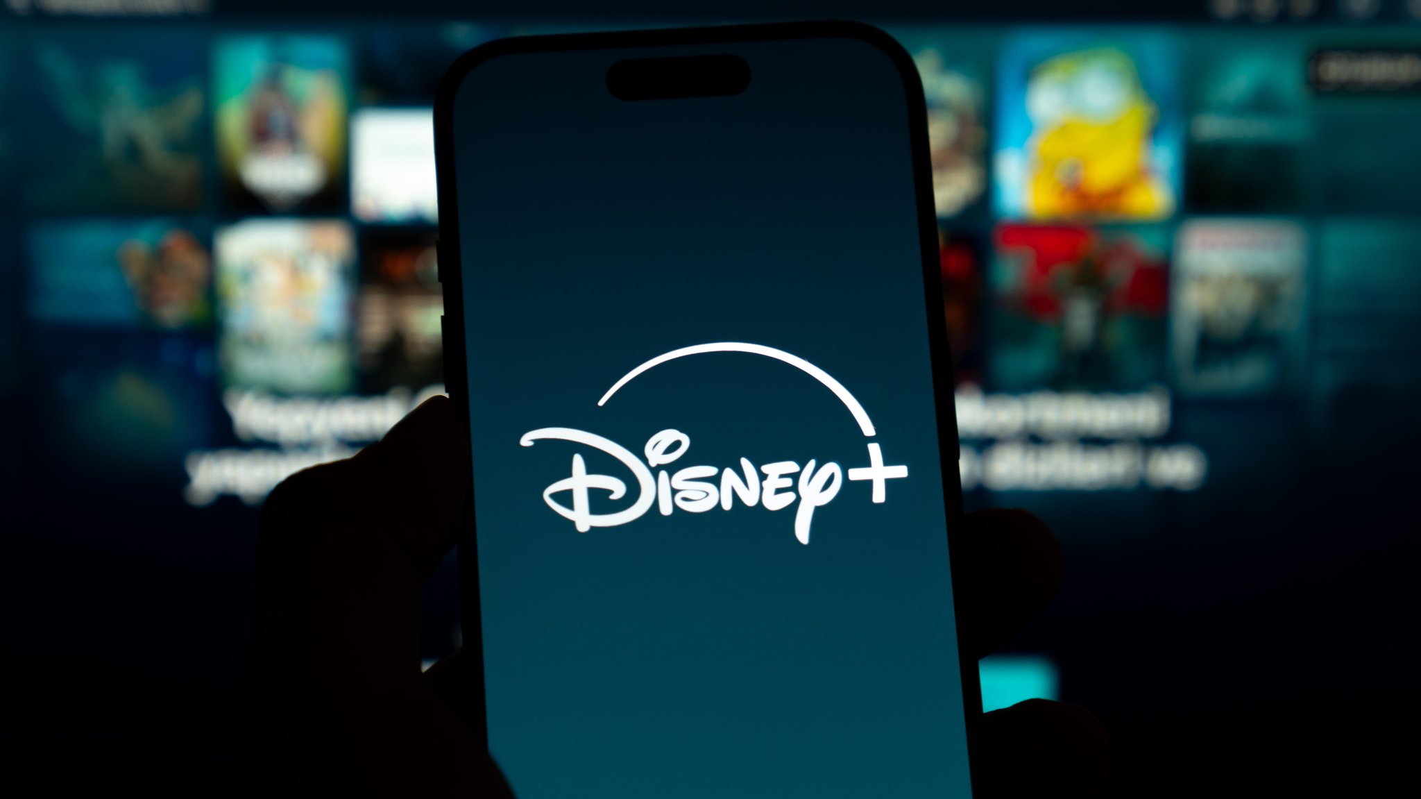 Logo von Disney+ auf einem Smartphone