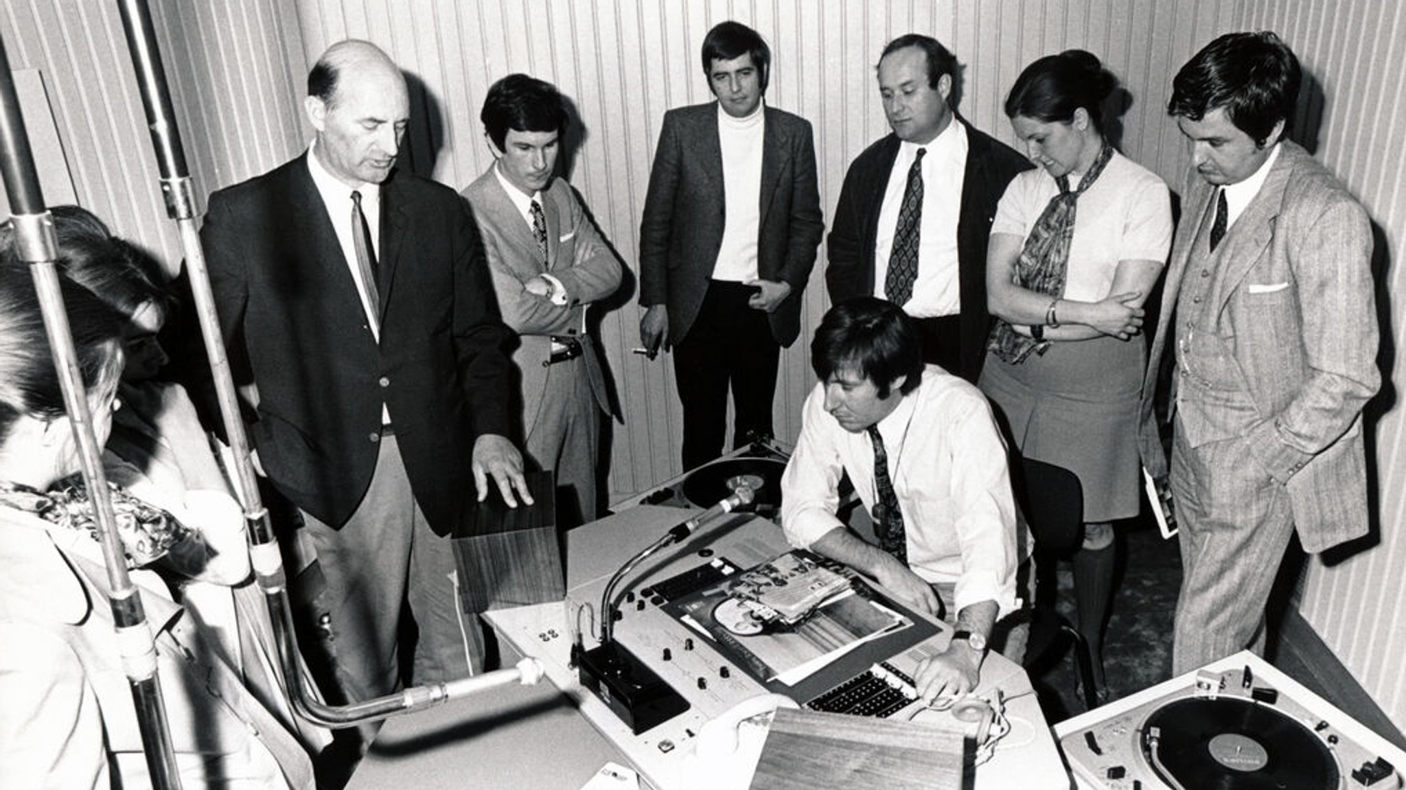 Von links: N.N., Peter Kreglinger, Ulrich Paasche, Ado Schlier, Julia Edenhofer und Walther von La Roche; sitzend: Rüdiger Stolze.