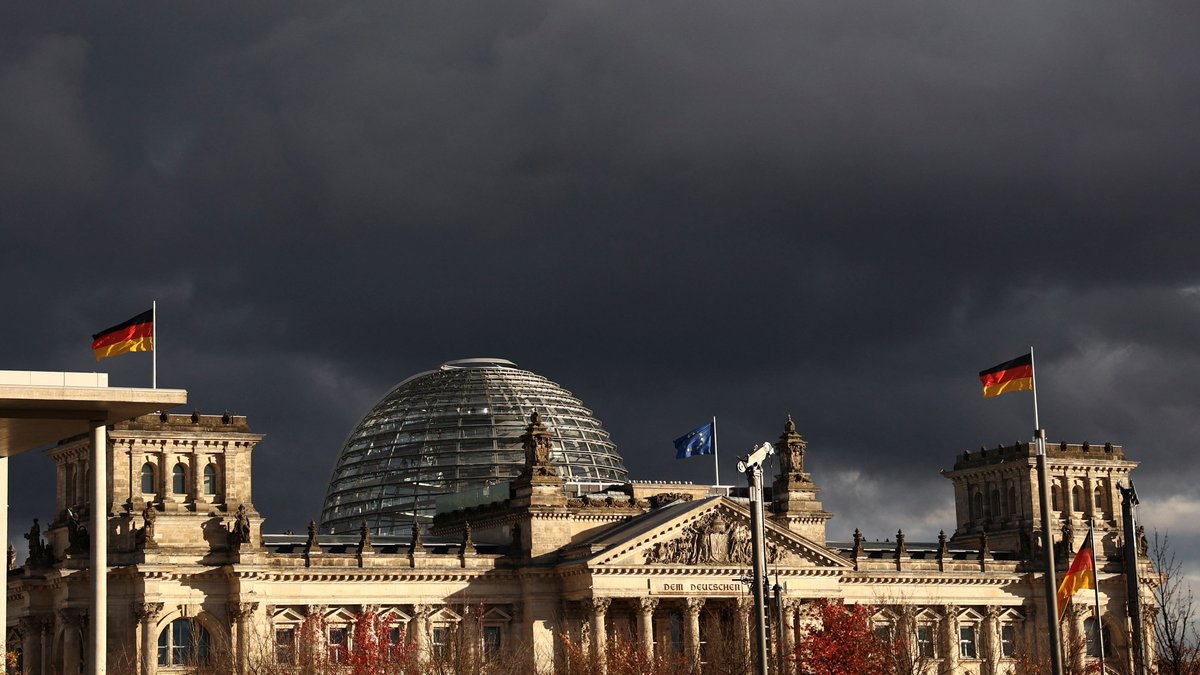 Dunkle Wolken über dem Bundestag