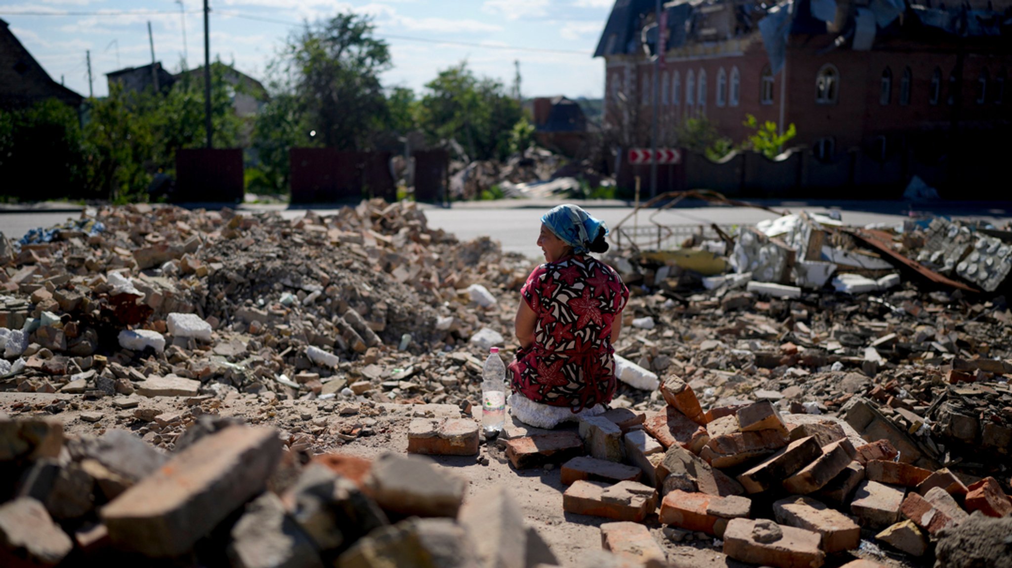 Eine Frau ruht sich aus. Sie räumte Anfang Juni die Trümmer eines Tempels weg, der bei Angriffen in Gorenka am Stadtrand von Kiew zerstört wurde.