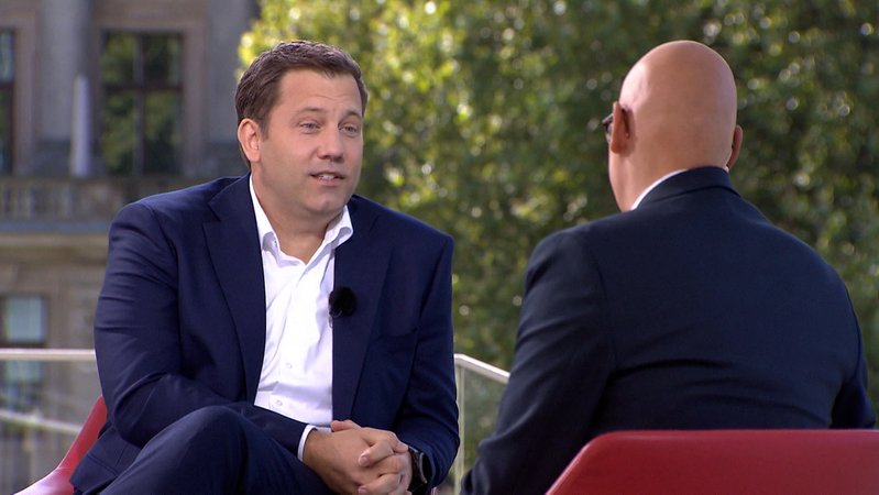 SPD-Chef Lars Klingbeil spricht mit einem Journalisten | Bild: ARD SPD-Chef Lars Klingbeil spricht mit einem Journalisten