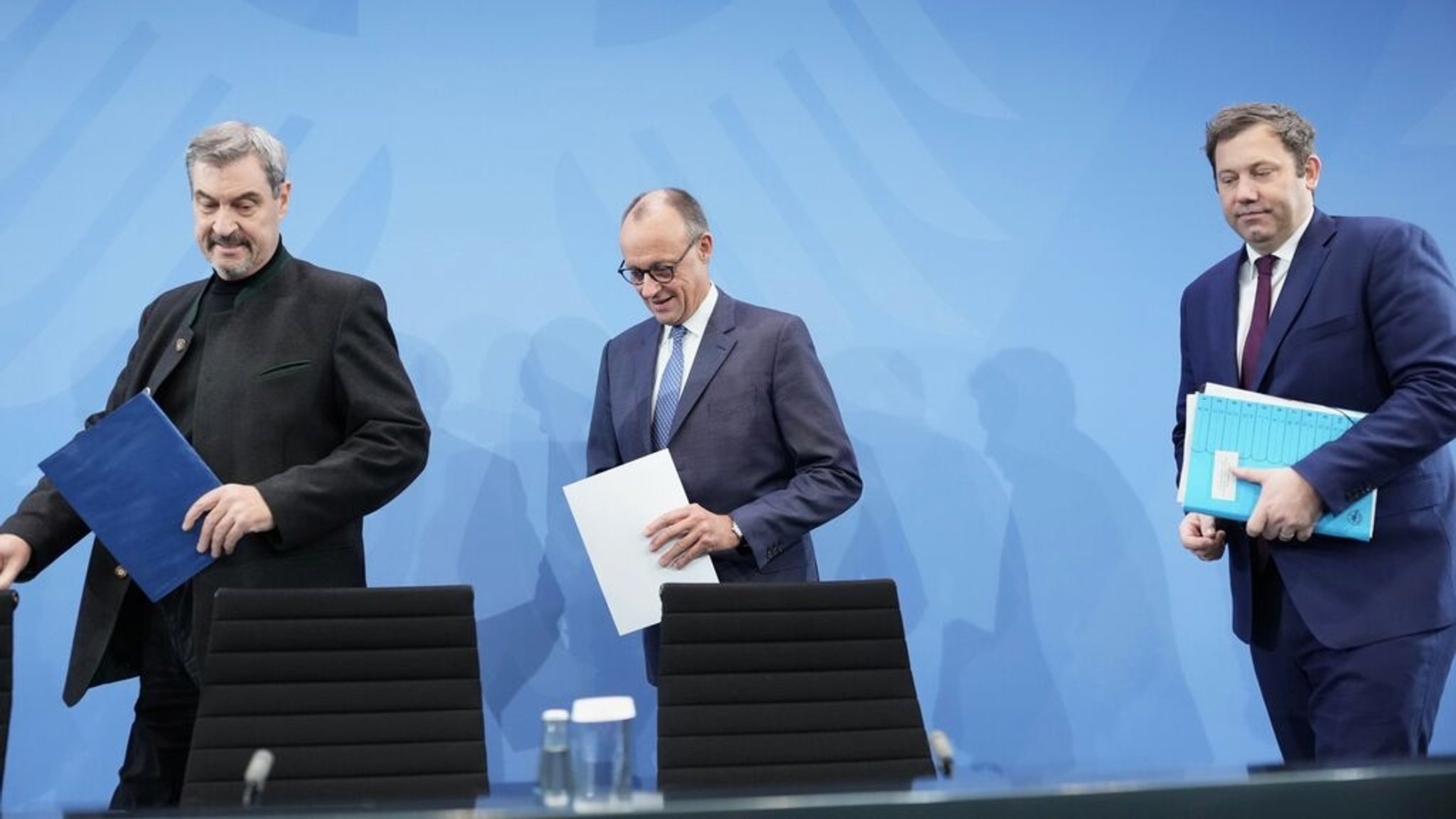 28.11.2025, Berlin: Markus Söder (l-r, CSU), Ministerpräsident von Bayern und CSU-Vorsitzender, Bundeskanzler Friedrich Merz (CDU) und Lars Klingbeil (SPD), Bundesminister der Finanzen, kommen zur Pressekonferenz der Koalitionsspitzen zu den Ergebnissen des Koalitionsausschusses. Bei den Beratungen der Spitzen von Union und SPD stand das Thema Rente im Mittelpunkt.