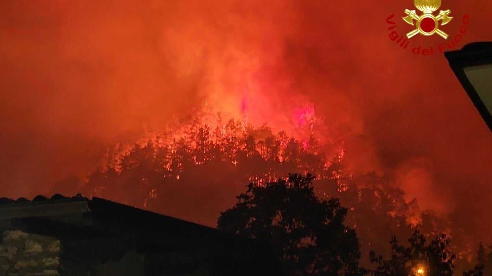HANDOUT - 08.08.2026, Italien, Tignale: Die Feuerwehr löscht einen großen Waldbrand auf dem Gebiet der Gemeinde am Westufer des Gardasees. Wegen des Waldbrands sind mehr als 200 Menschen evakuiert worden, darunter auch zahlreiche Urlauber. Foto: --/Vigili del Fuoco/dpa - ACHTUNG: Nur zur redaktionellen Verwendung im Zusammenhang mit der aktuellen Berichterstattung und nur mit vollständiger Nennung des vorstehenden Credits +++ dpa-Bildfunk +++ | Bild: dpa-Bildfunk/-- HANDOUT - 08.08.2026, Italien, Tignale: Die Feuerwehr löscht einen großen Waldbrand auf dem Gebiet der Gemeinde am Westufer des Gardasees. Wegen des Waldbrands sind mehr als 200 Menschen evakuiert worden, darunter auch zahlreiche Urlauber. Foto: --/Vigili del Fuoco/dpa - ACHTUNG: Nur zur redaktionellen Verwendung im Zusammenhang mit der aktuellen Berichterstattung und nur mit vollständiger Nennung des vorstehenden Credits +++ dpa-Bildfunk +++