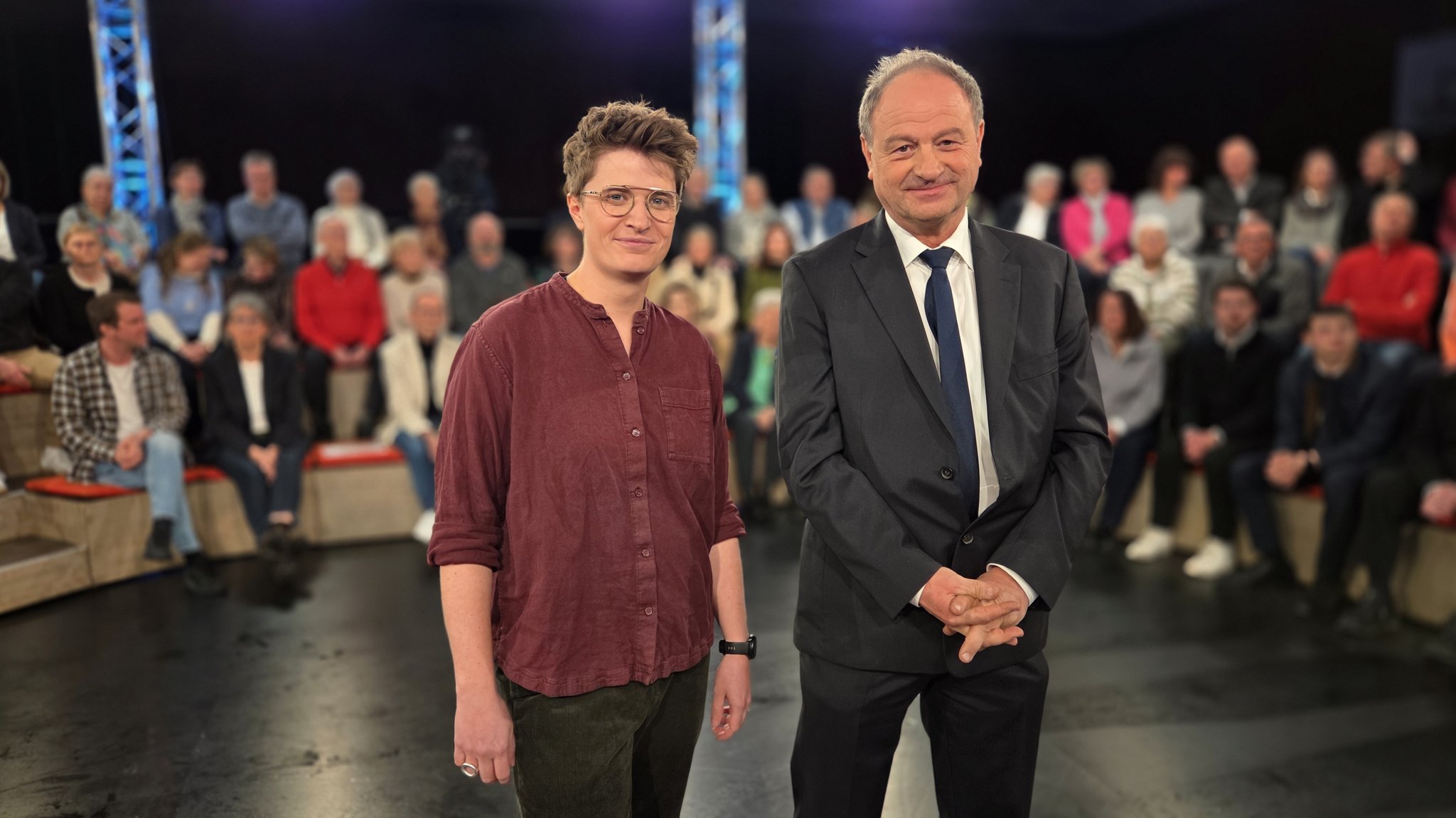 Wie können die Kirchen wieder attraktiver werden? Und wie politisch darf oder muss Kirche sein? Darüber diskutierten Bürgerinnen und Bürger mit Rainer Maria Schießler, Stadtpfarrer in München, und Anna-Nicole Heinrich, Präses der EKD. 