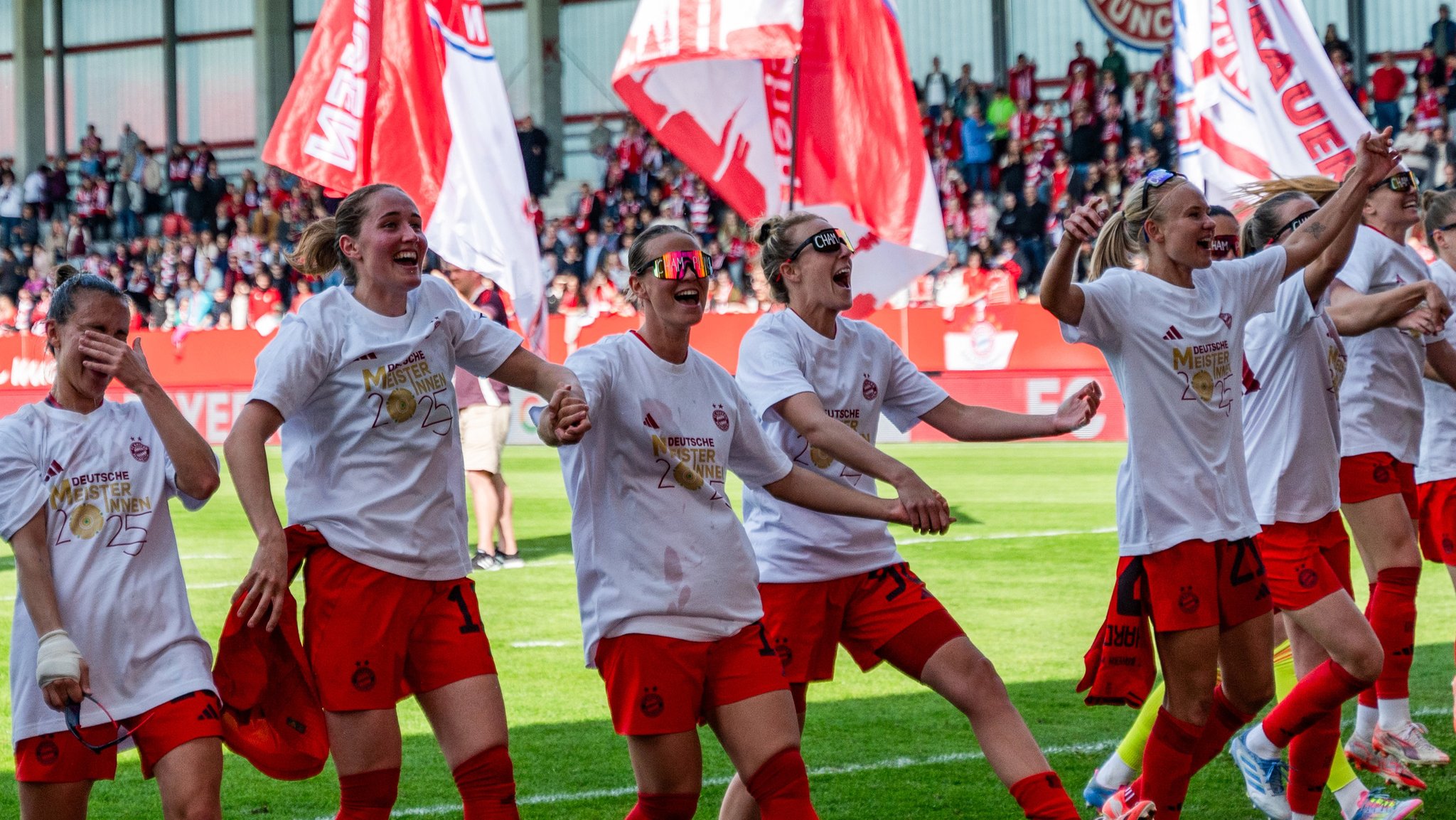 27.04.2025, Bayern, München: Fußball, Frauen: Bundesliga, Bayern München - SC Freiburg, 20. Spieltag, FC Bayern Campus. Die Spielerinnen von München jubeln nach ihrem Sieg.