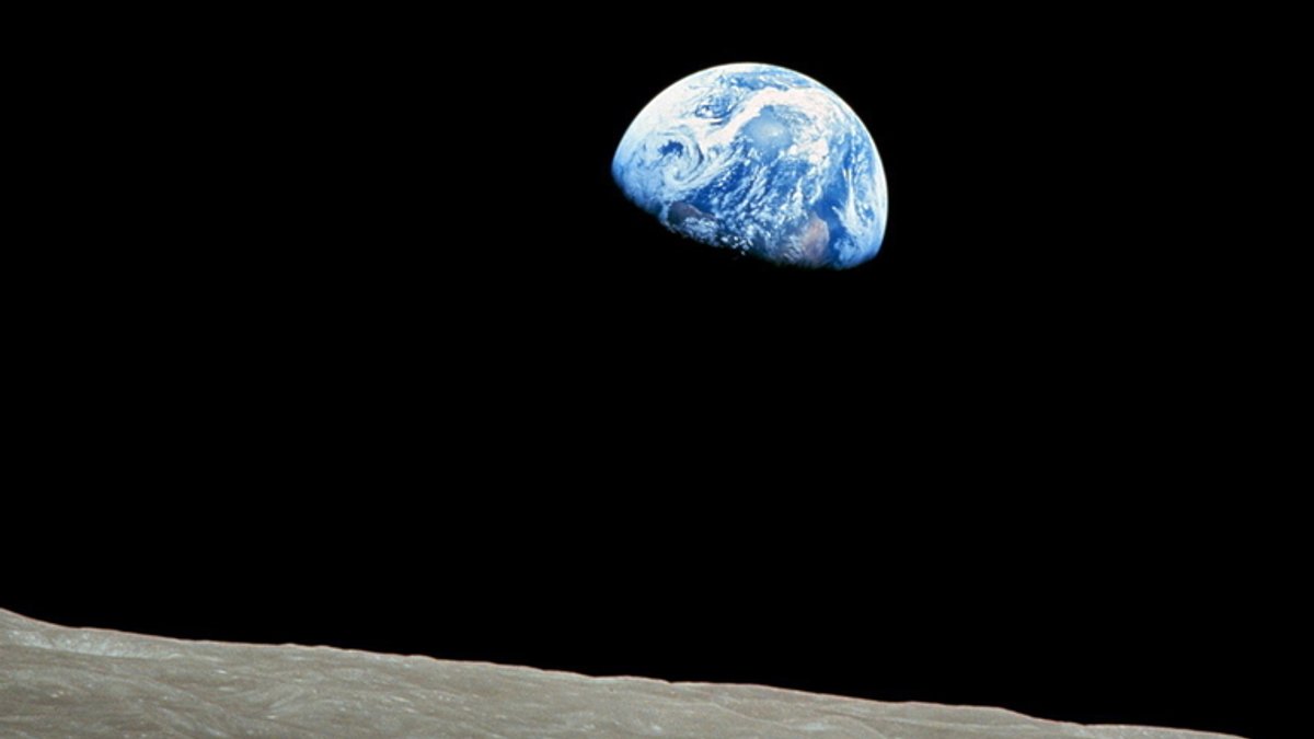 Das von der US-Weltraumbehörde am 25.12.2013 zur Verfügung gestellte Foto zeigt den Erdaufgang über dem Horizont des Mondes am 24.12.1968 aus der Sicht der Apollo 8 Mission. 