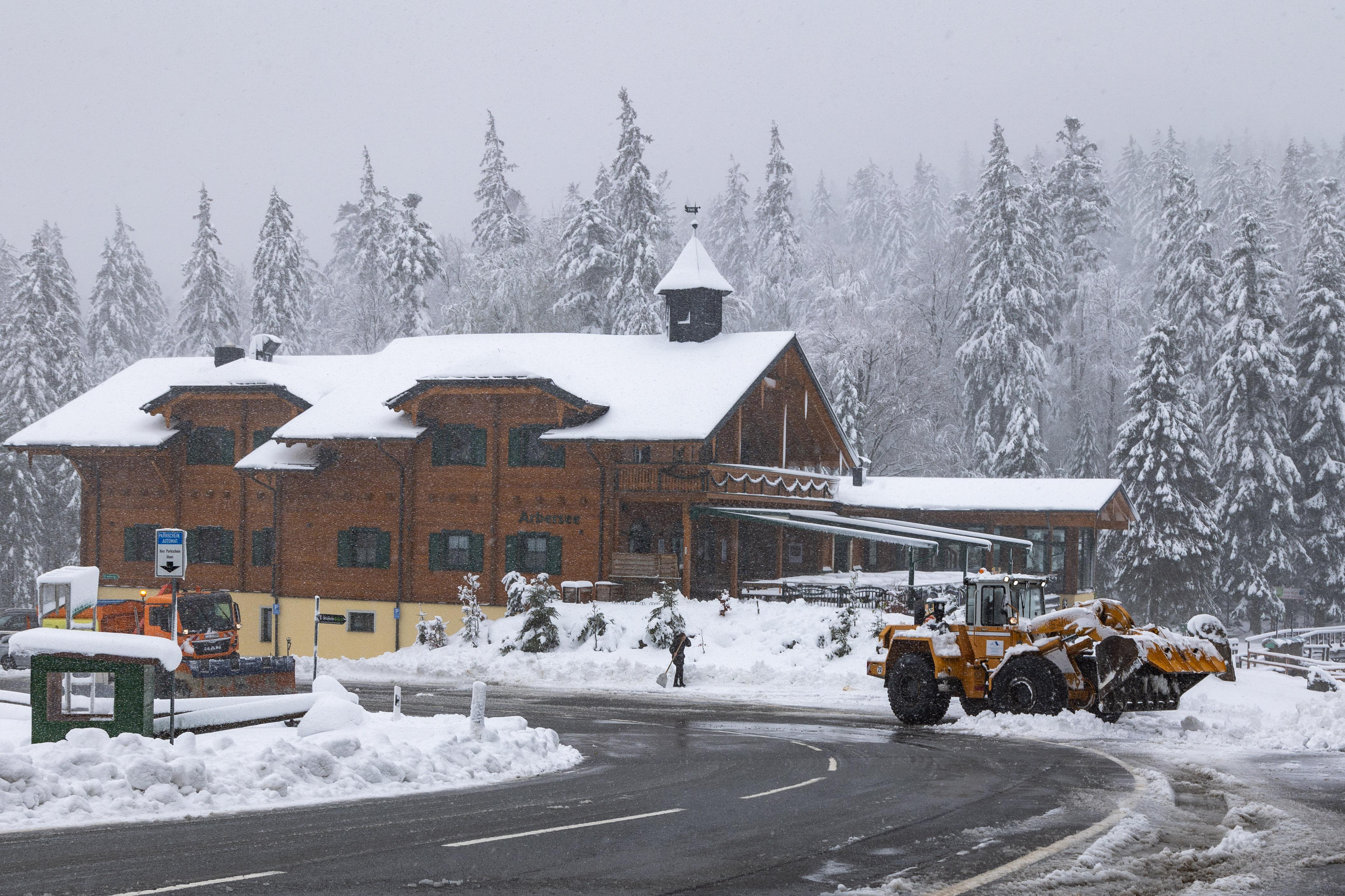 Räumfahrzeuge im Schneetreiben