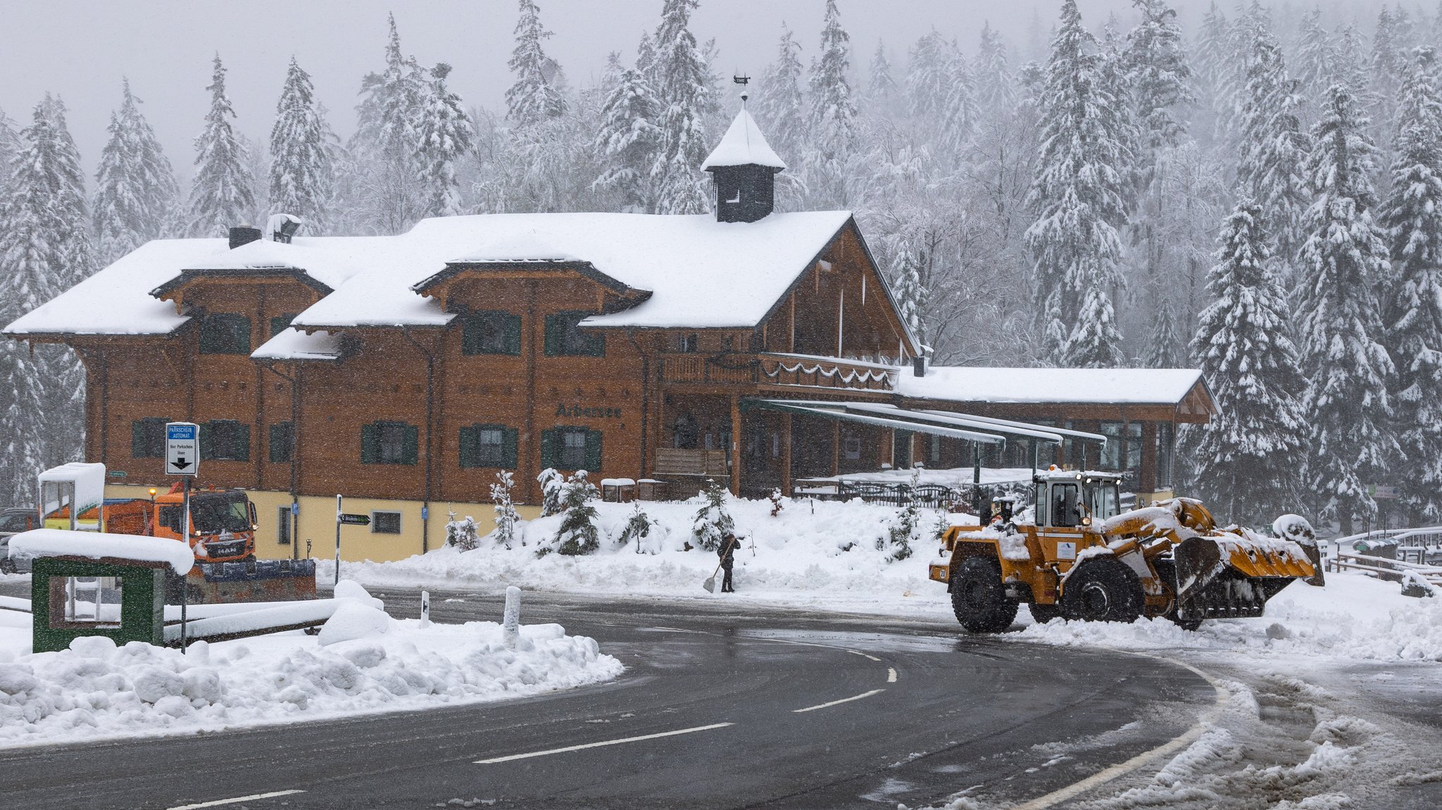 Räumfahrzeuge im Schneetreiben