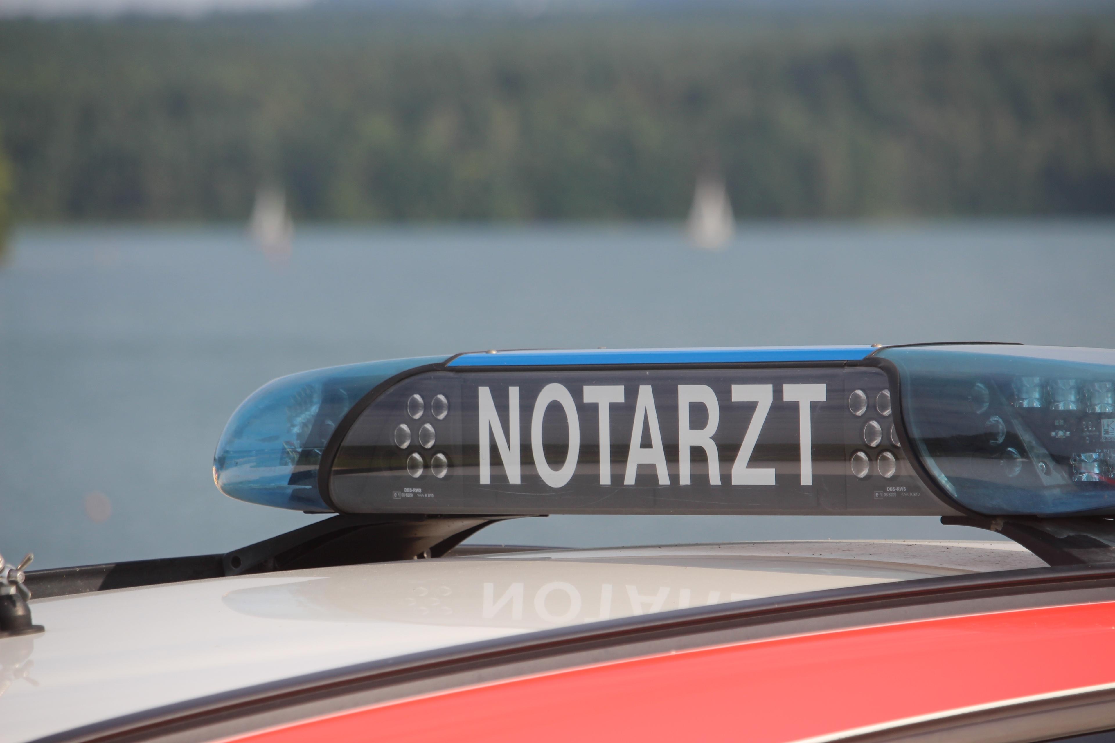 Ein Krankenwagen steht am Steinberger See in der Oberpfalz.