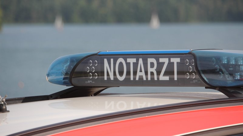 Ein Krankenwagen steht am Steinberger See in der Oberpfalz. | Bild: BR/Marcel Kehrer Ein Krankenwagen steht am Steinberger See in der Oberpfalz.