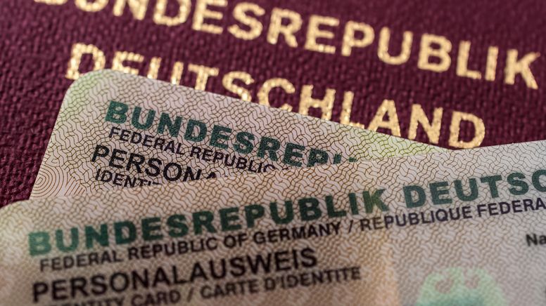 Ein Reisepass und zwei Personalausweise der Bundesrepublik Deutschland | Bild:picture alliance / Zoonar | stockfotos-mg