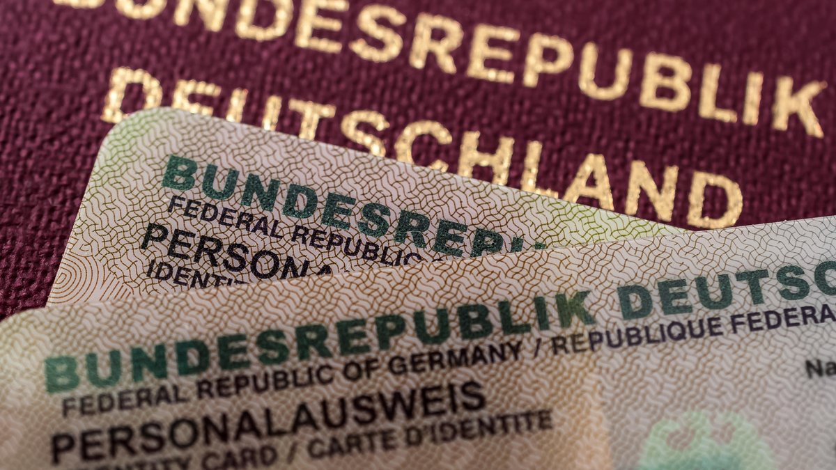Ein Reisepass und zwei Personalausweise der Bundesrepublik Deutschland